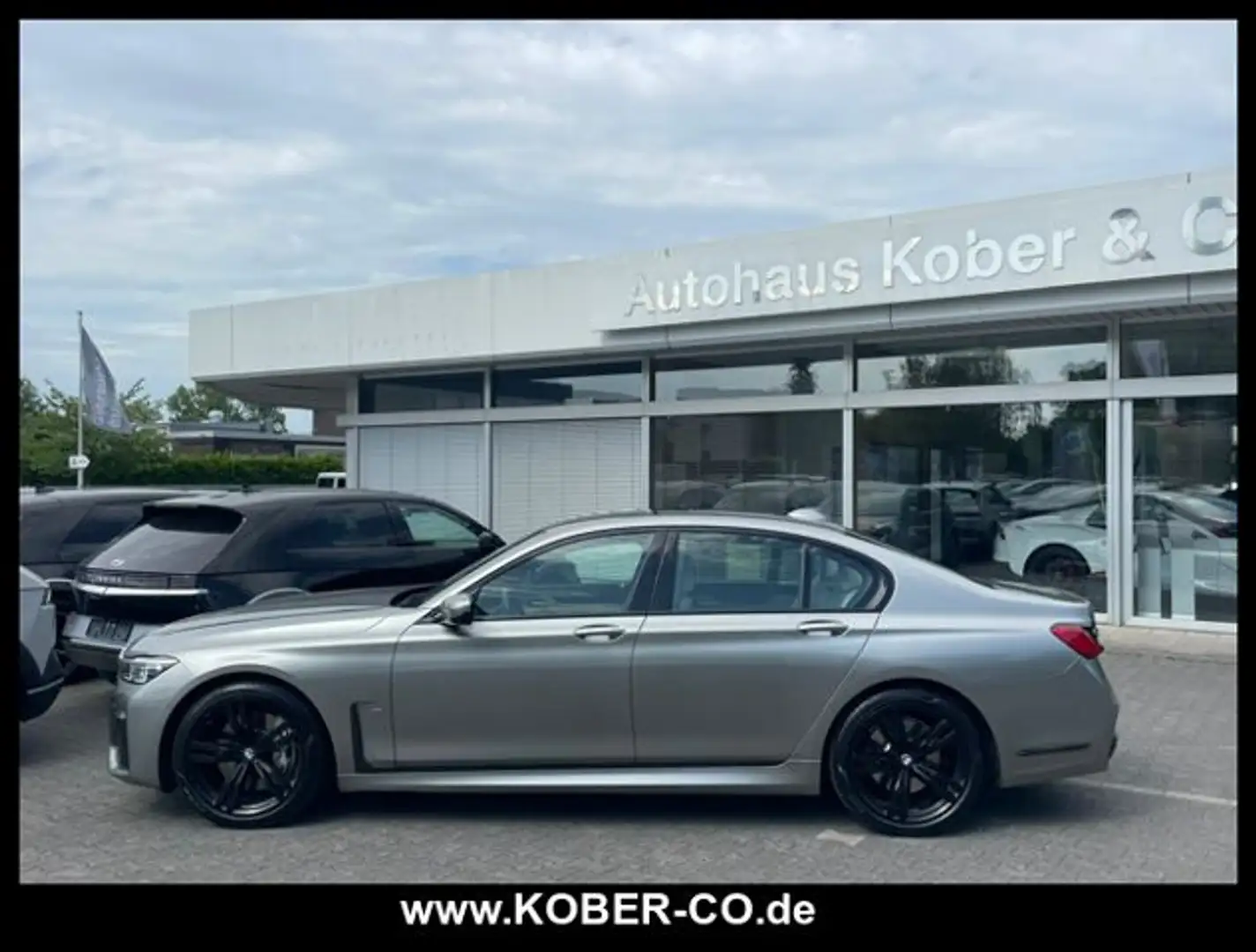 BMW 750 750d xDrive M-SPORTPAKET+SHADOW+GLASDACH+20" LM Grau - 2
