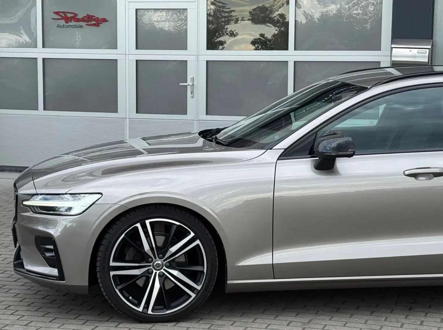 Volvo V60 Kombi *PLUS DARK* R DESIGN* GARANTIE* HARMAN Grijs - 2