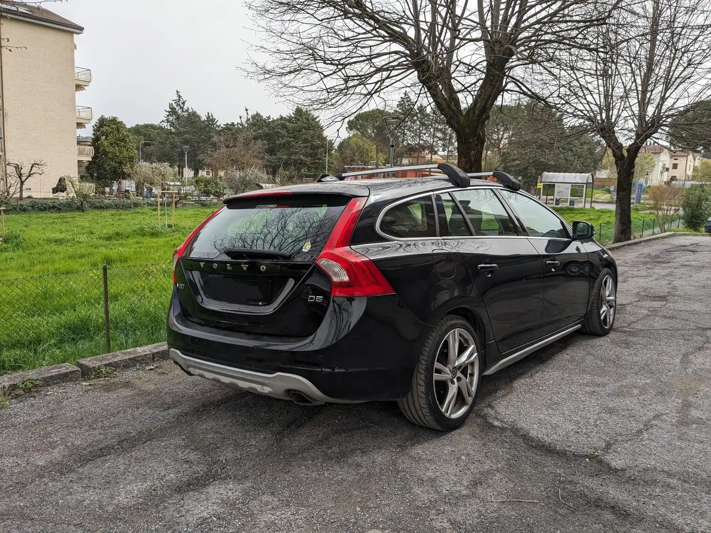 Volvo V60 2.4 d5 Momentum geartronic crna - 2