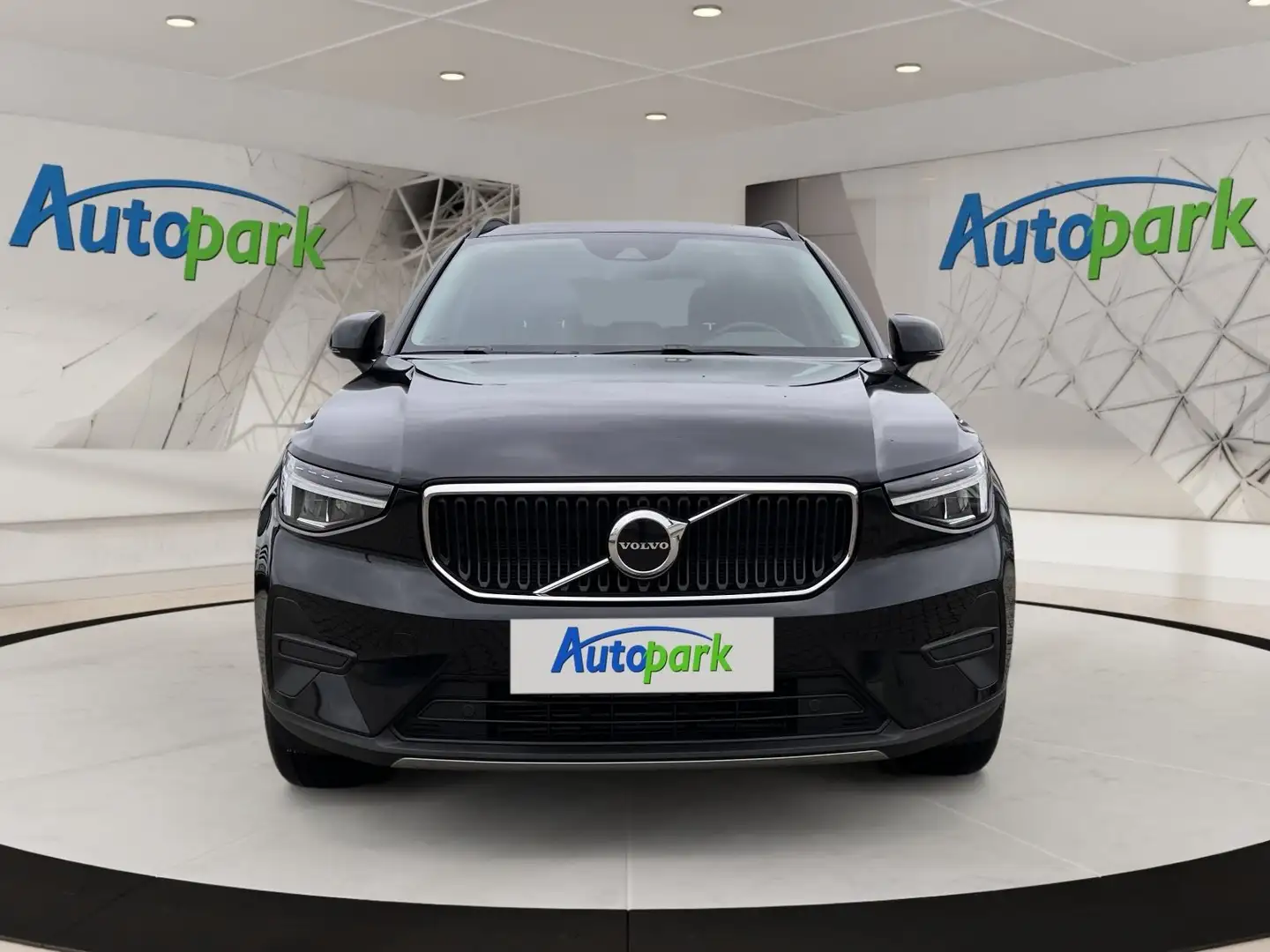 Volvo XC40 T2 Momentum Core Schwarz - 2