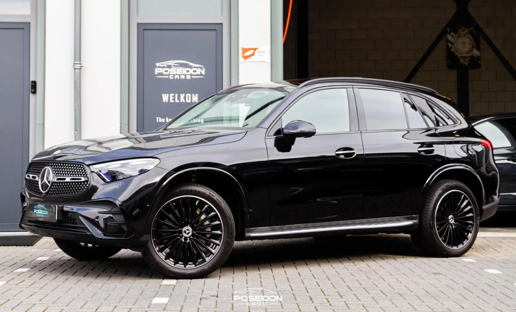 Mercedes-Benz GLC 300 300e 4MATIC AMG Line PANO | KEYLESS | HEAD-UP | ME Zwart - 1
