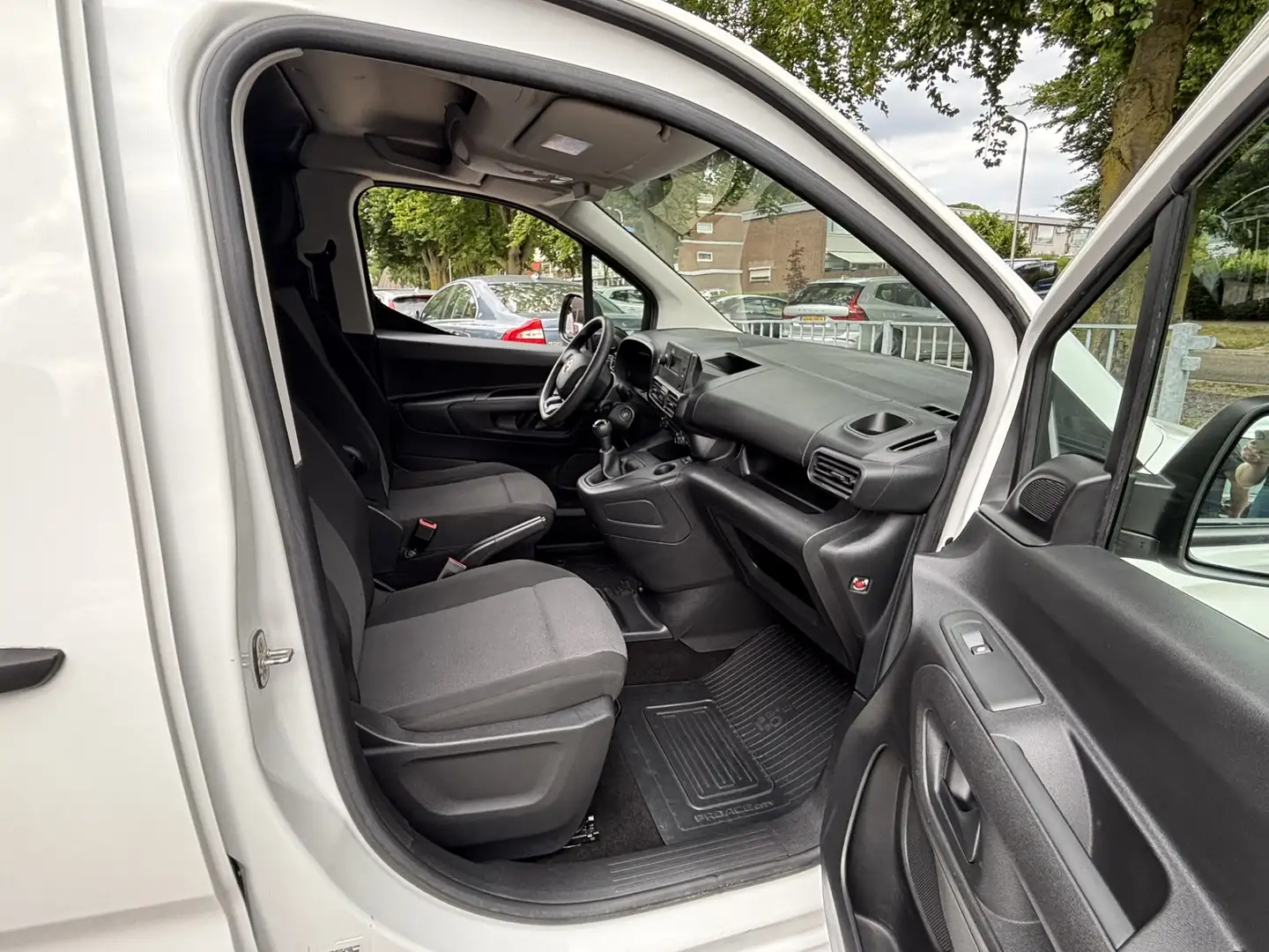 Toyota Proace City 1.5 D-4D Cool Comfort Wit - 2