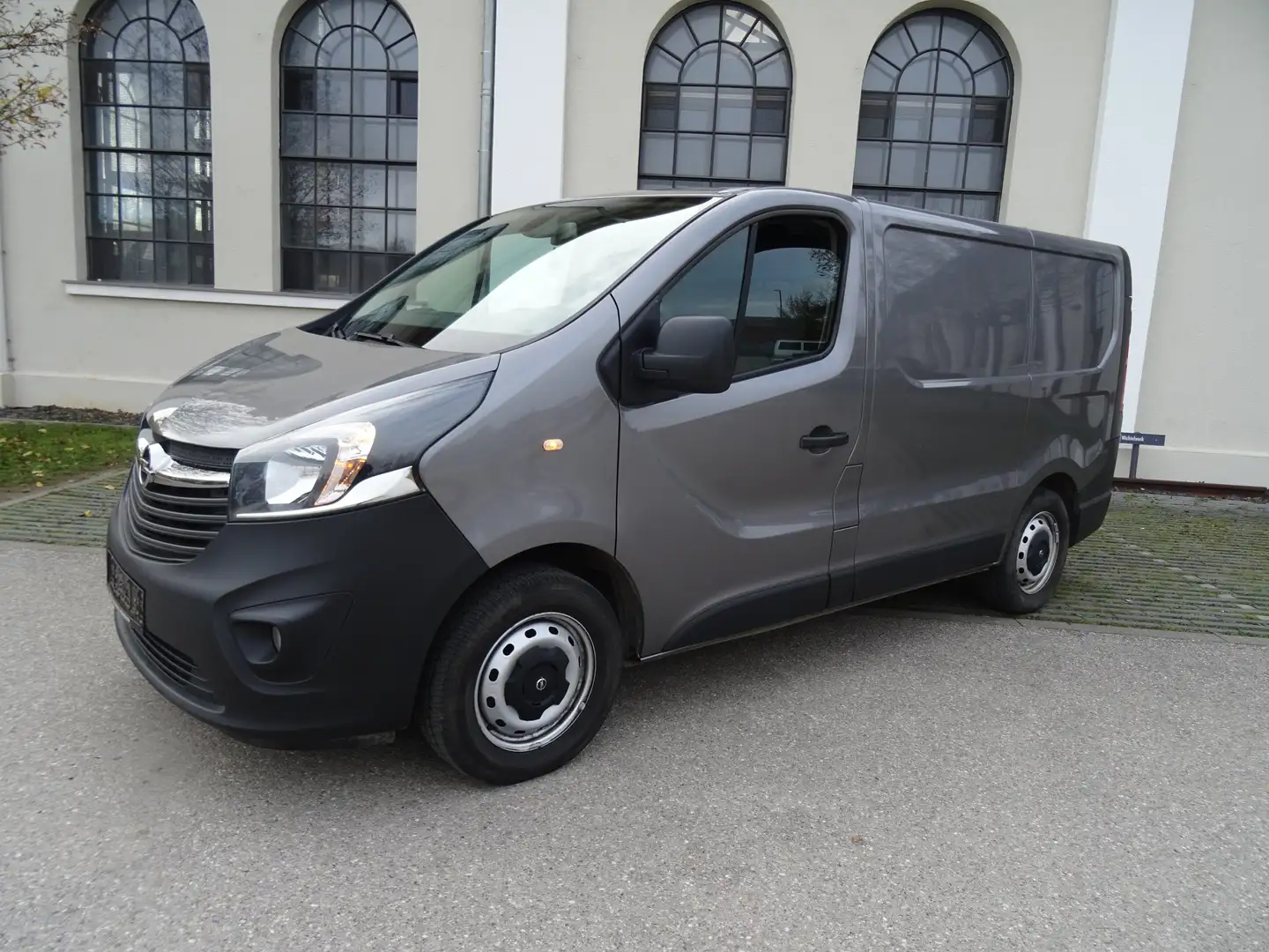 Opel Vivaro Kasten L1H1  2,7t - Euro 6 - 2.Hand - AHK Grau - 1