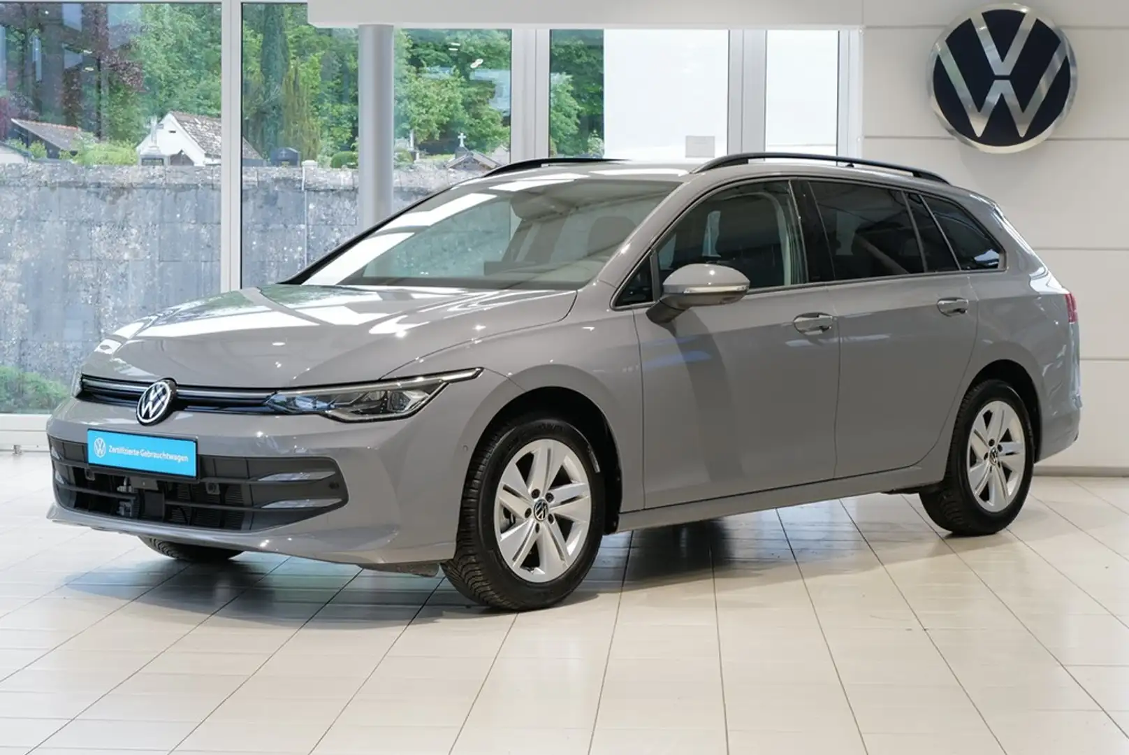 Volkswagen Golf VIII Variant 1.5 eTSI DSG Life HuD Keyless LedPLUS Grau - 2