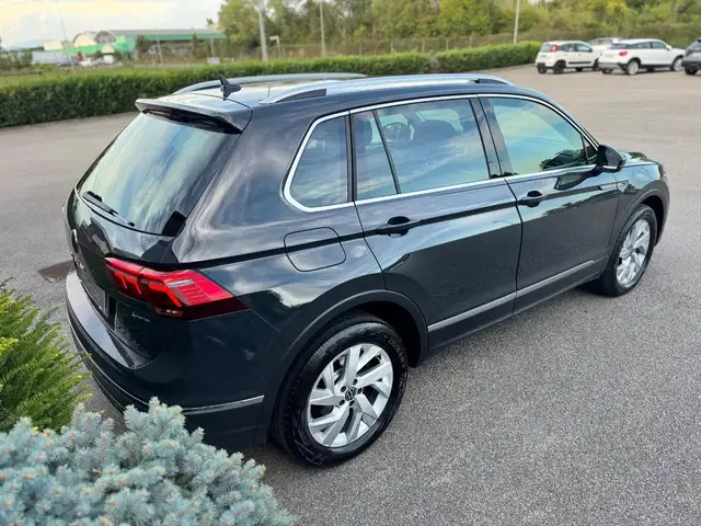 Volkswagen Tiguan view 4