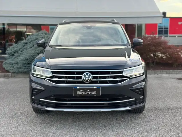 Volkswagen Tiguan view 2