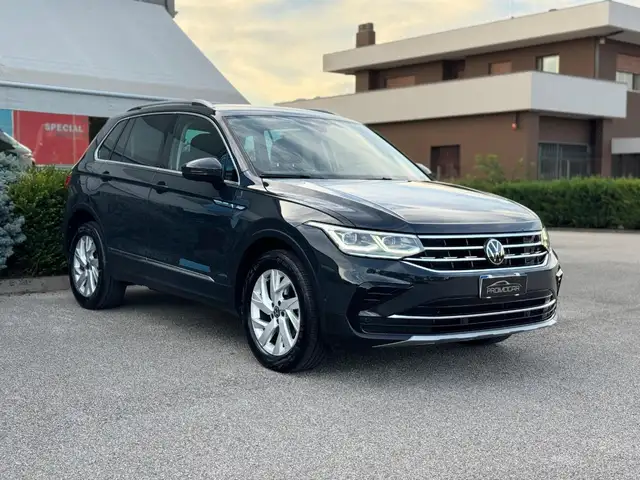 Volkswagen Tiguan view 3