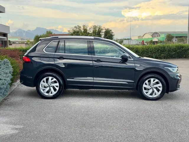 Volkswagen Tiguan view 23