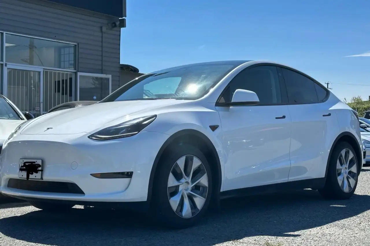 Tesla Model Y photo Tesla Model Y
