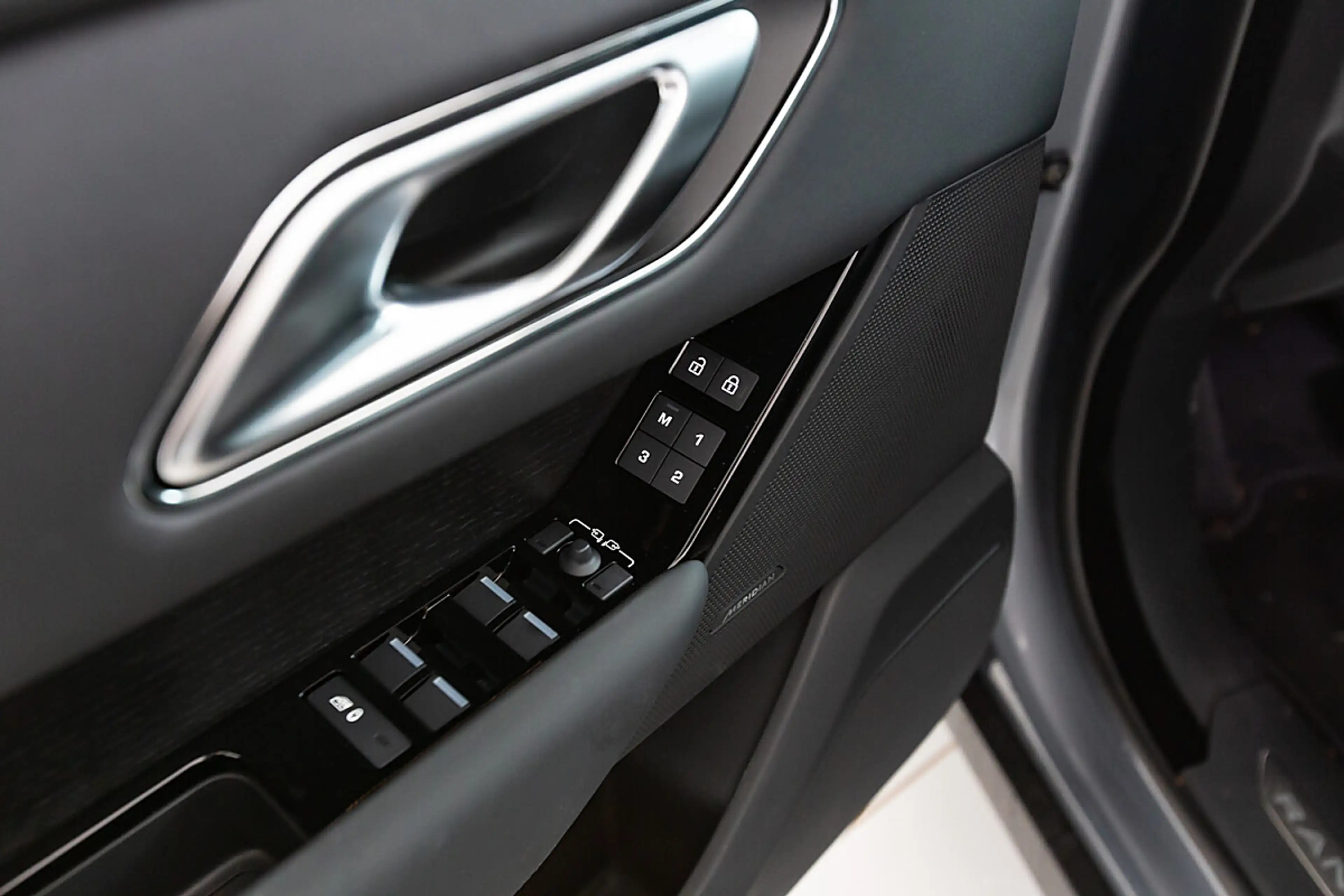 Land Rover Range Rover Velar P400e — photo 7