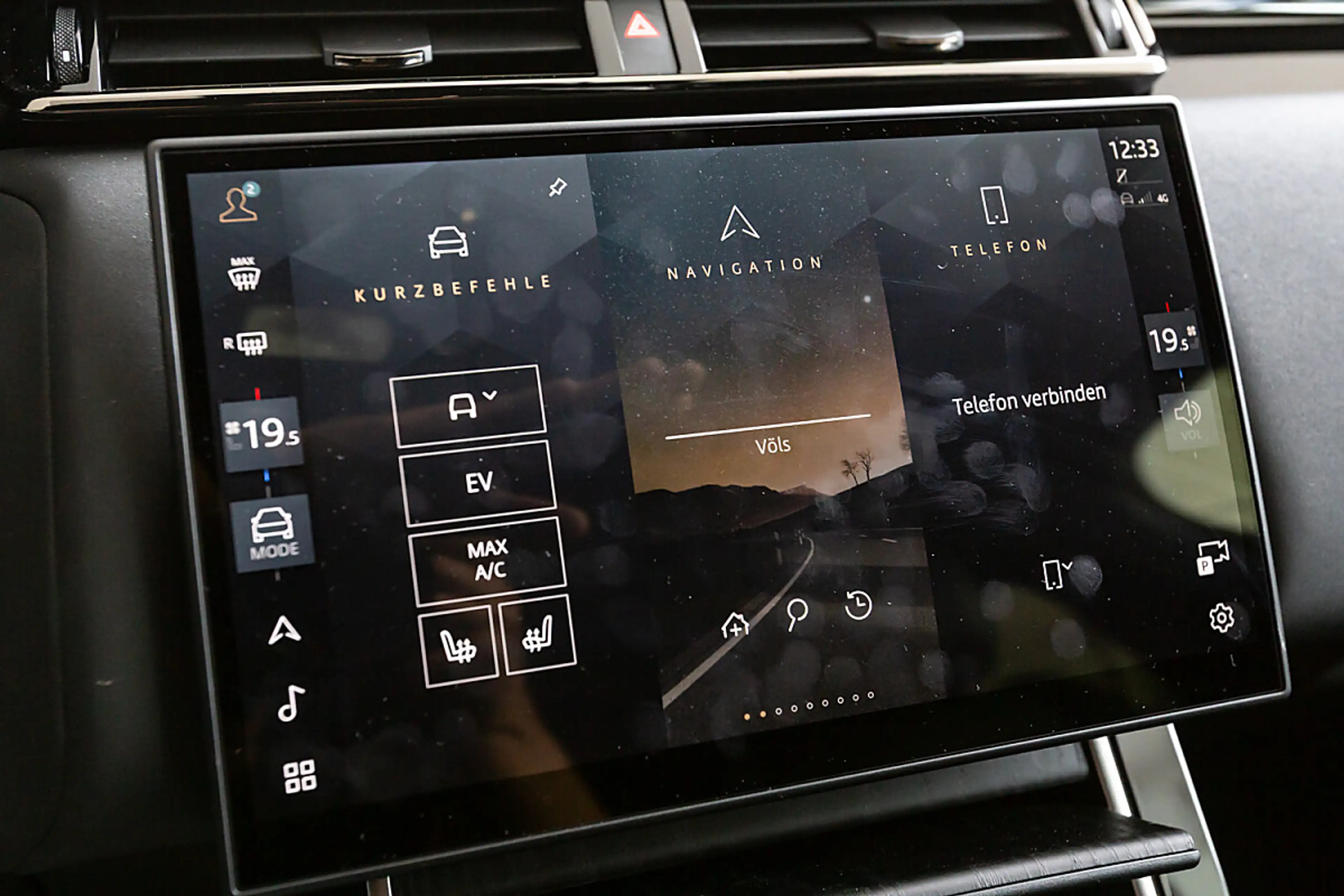 Land Rover Range Rover Velar P400e — photo 11