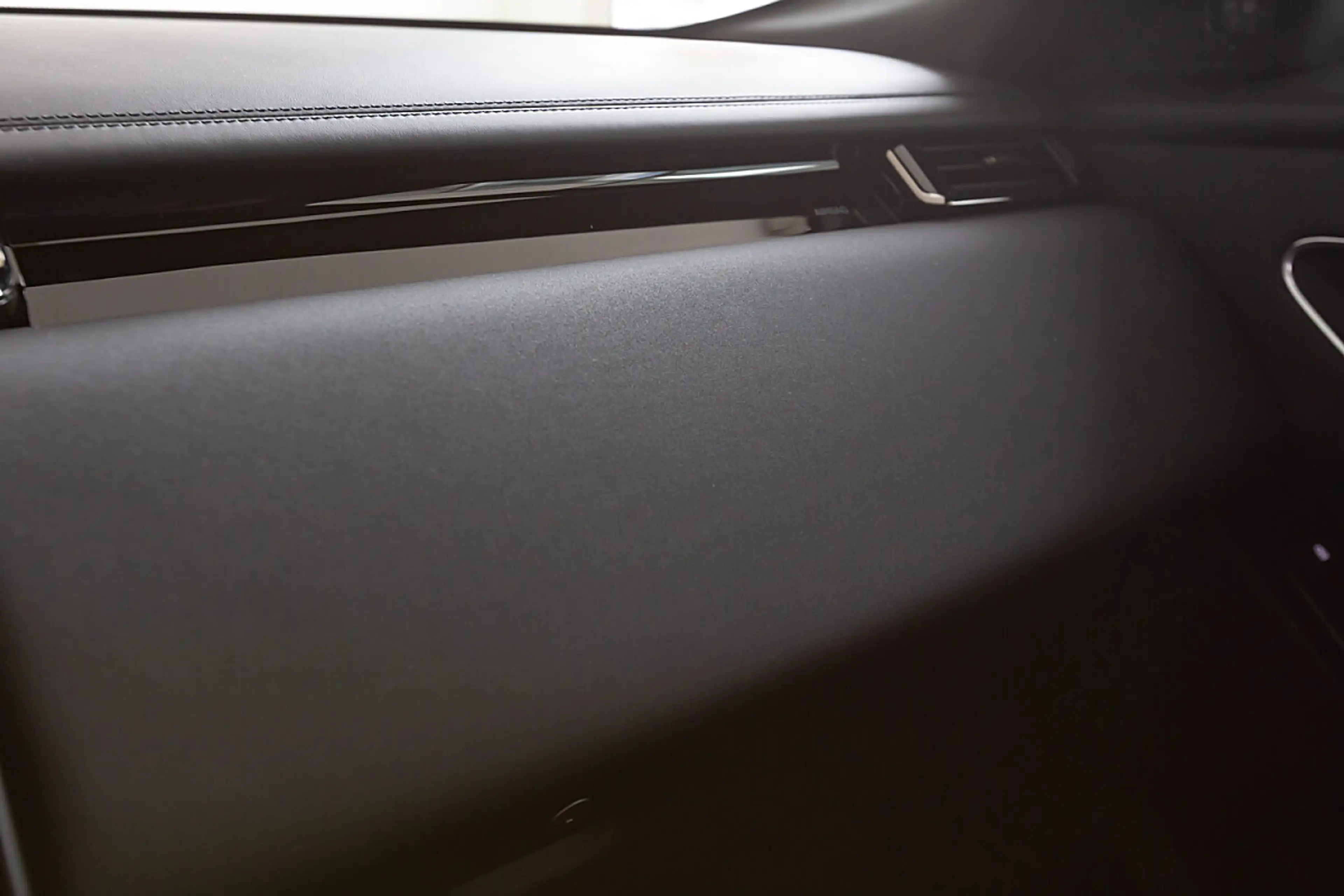 Land Rover Range Rover Velar P400e — photo 14