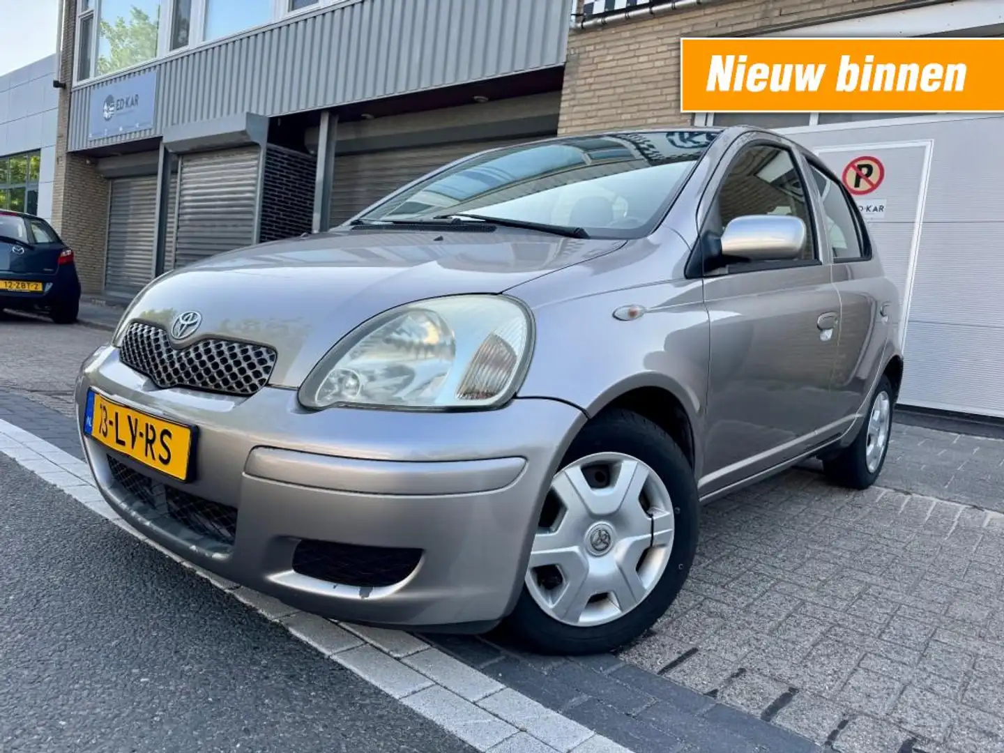 Toyota Yaris 1.3 VVT-i Sol 5DRS FACELIFT AIRCO NAP APK 3-2026 G Grijs - 1