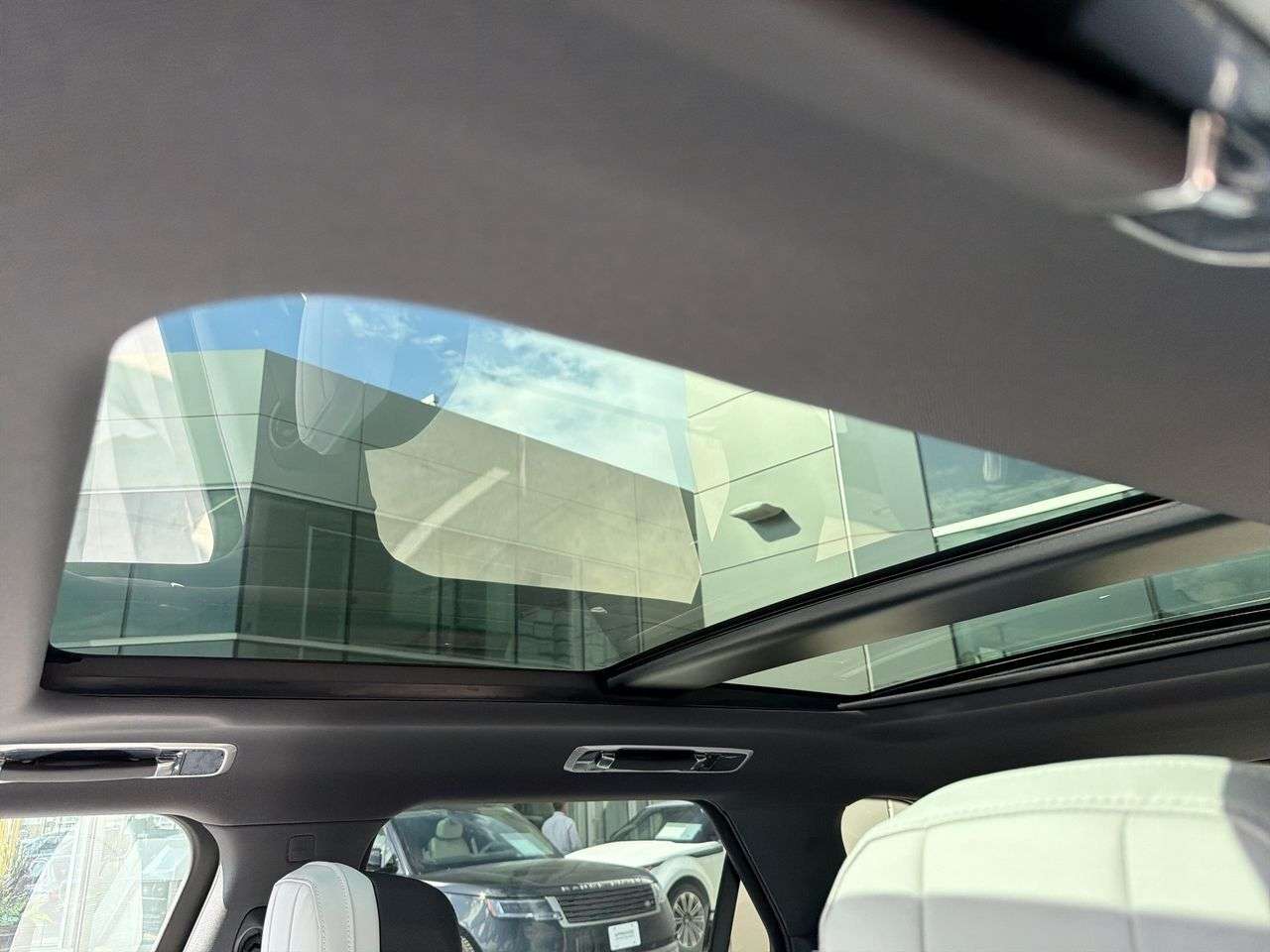 2026 Land Rover Range Rover Sport P400 Dynamic SE thumb 19