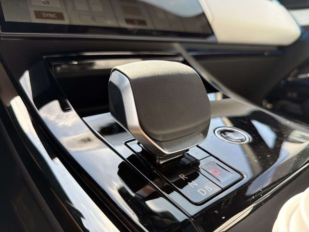 2026 Land Rover Range Rover Sport P400 Dynamic SE thumb 17