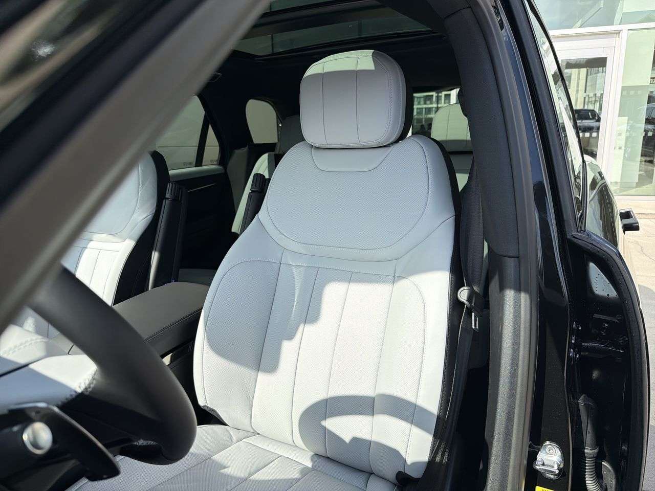 2026 Land Rover Range Rover Sport P400 Dynamic SE thumb 8