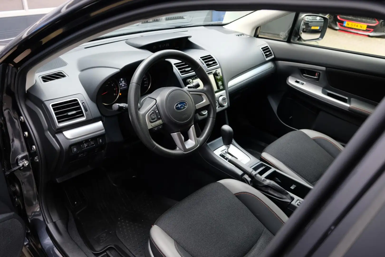 Subaru XV 2.0i Comfort AWD *100.000km* 1e Eig. Automaat Grijs - 2
