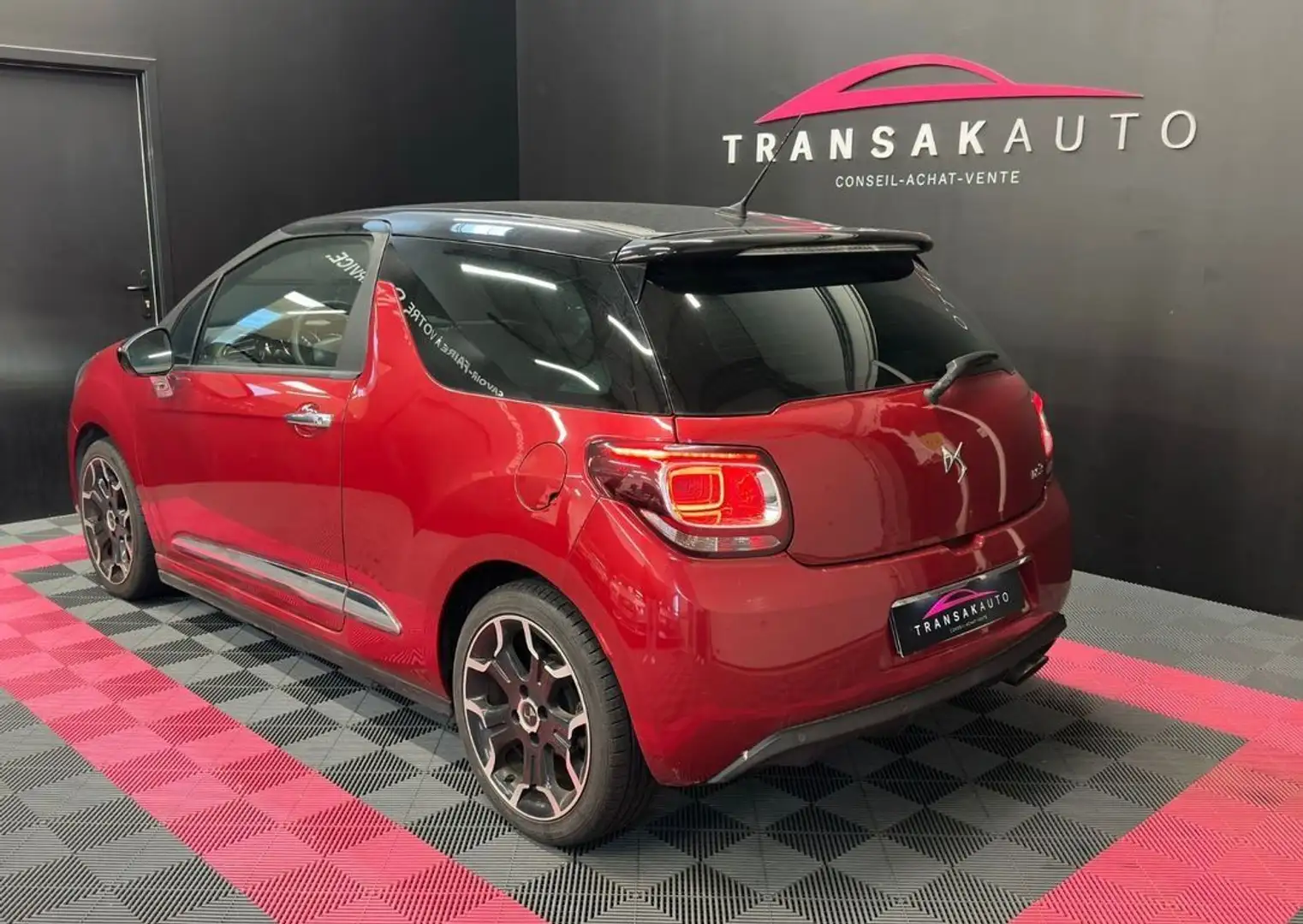 DS Automobiles DS 3 1.2 VTI 130 SS BVM6 Sport Chic SUIVI COMPLET APPLE CARPLAY ORIGINE FRANCE Rouge - 2