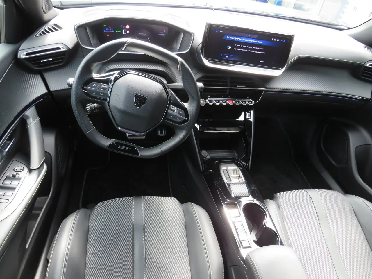 Peugeot 2008 e- GT 50kWh Navi OBC 11kW Kamera 13
