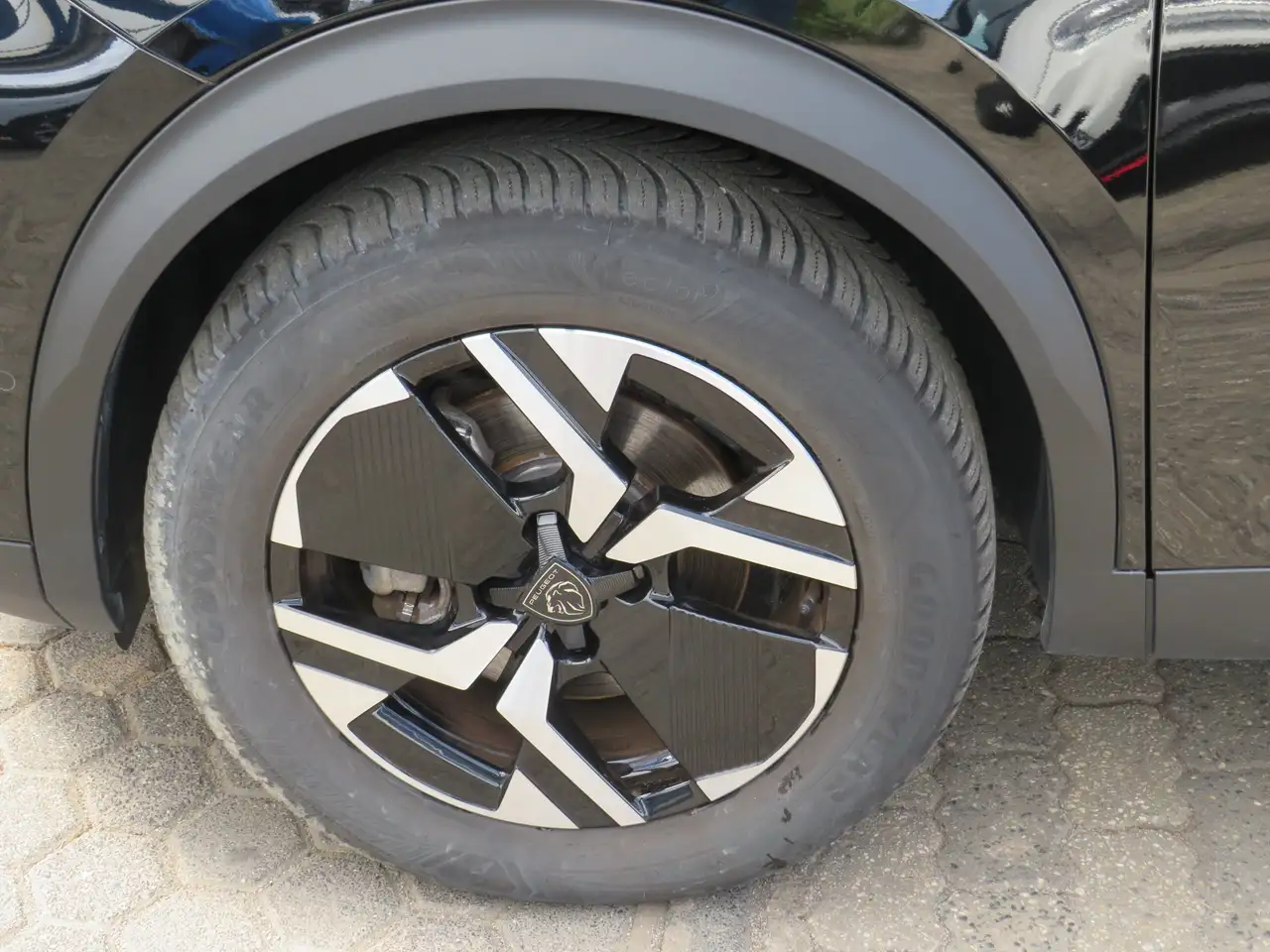Peugeot 2008 e- GT 50kWh Navi OBC 11kW Kamera 9