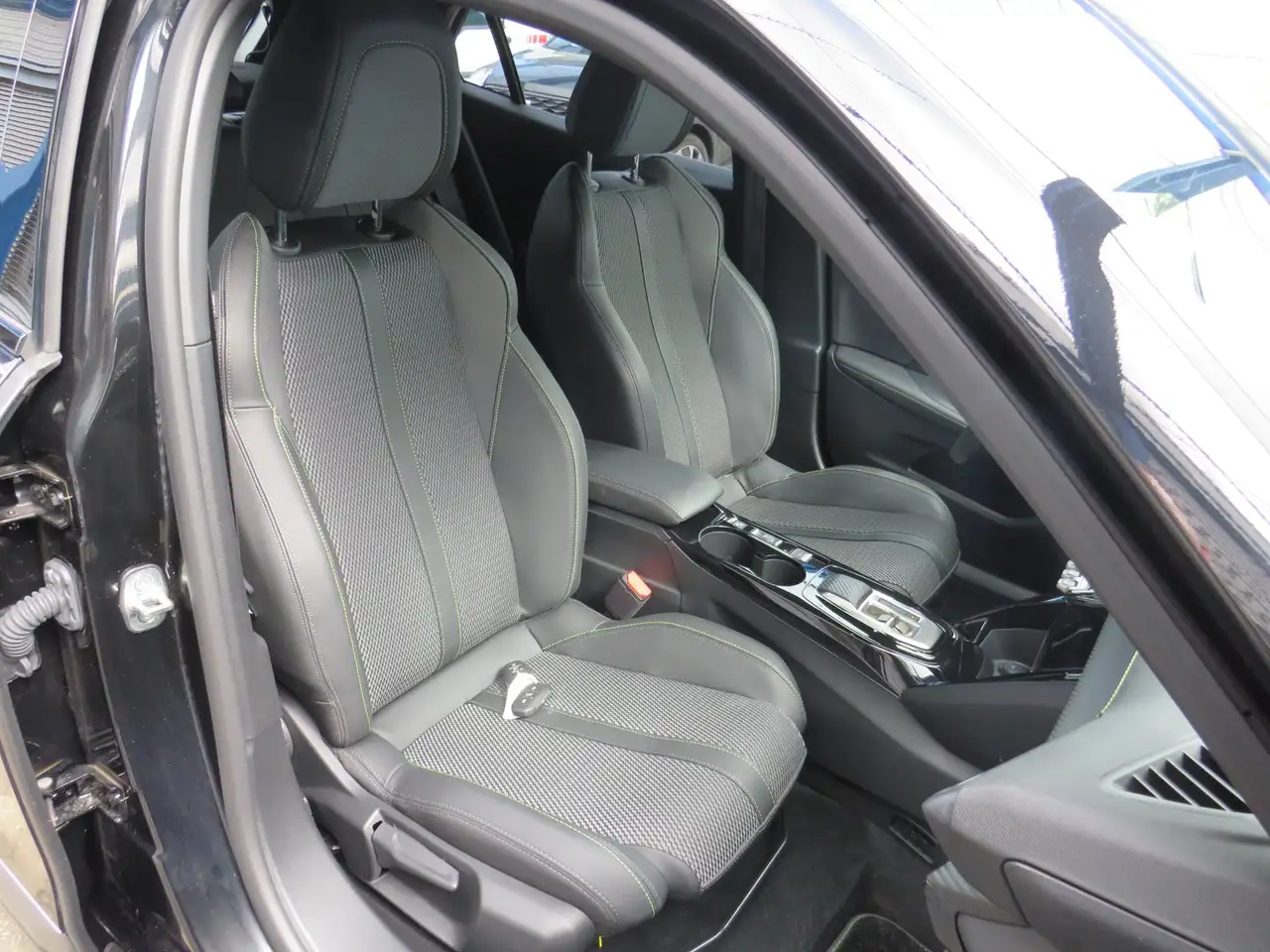 Peugeot 2008 e- GT 50kWh Navi OBC 11kW Kamera 15