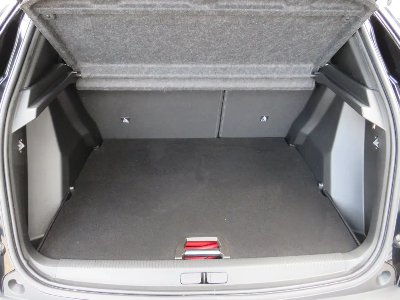 Peugeot 2008 e- GT 50kWh Navi OBC 11kW Kamera 14