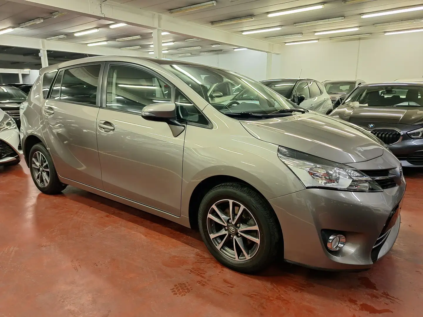 Toyota Verso 1.6i Skyview 5pl. Hnědá - 1