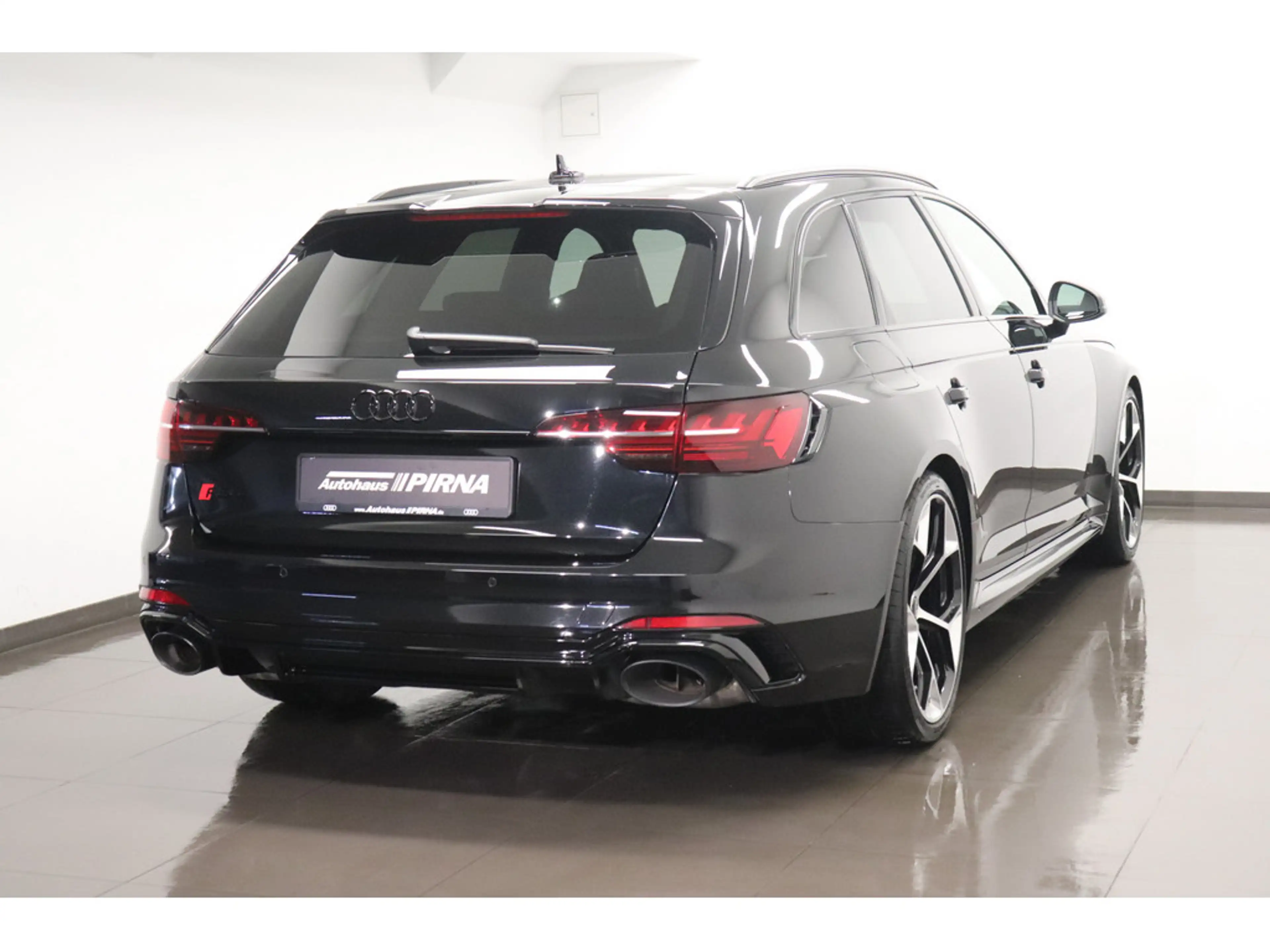 Audi RS4 — photo 6