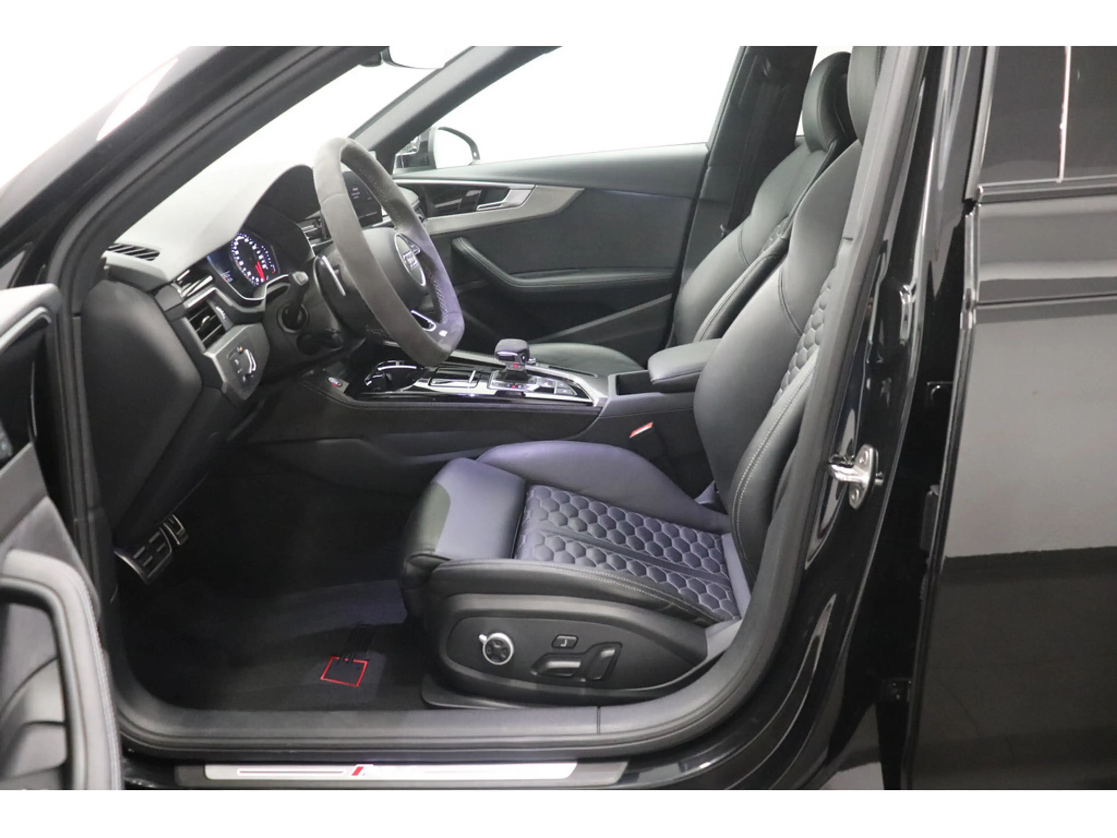 Audi RS4 — photo 11
