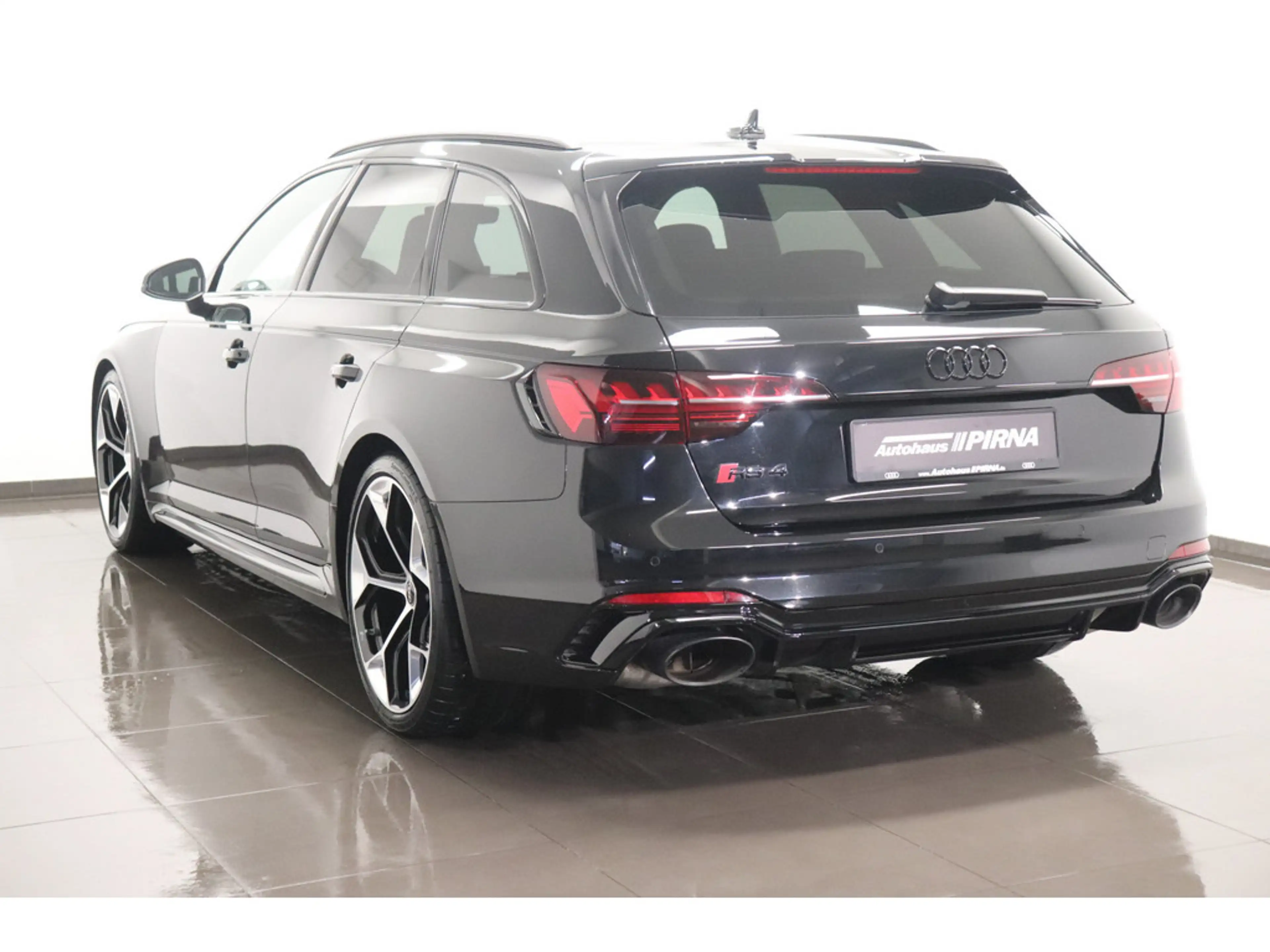 Audi RS4 — photo 7