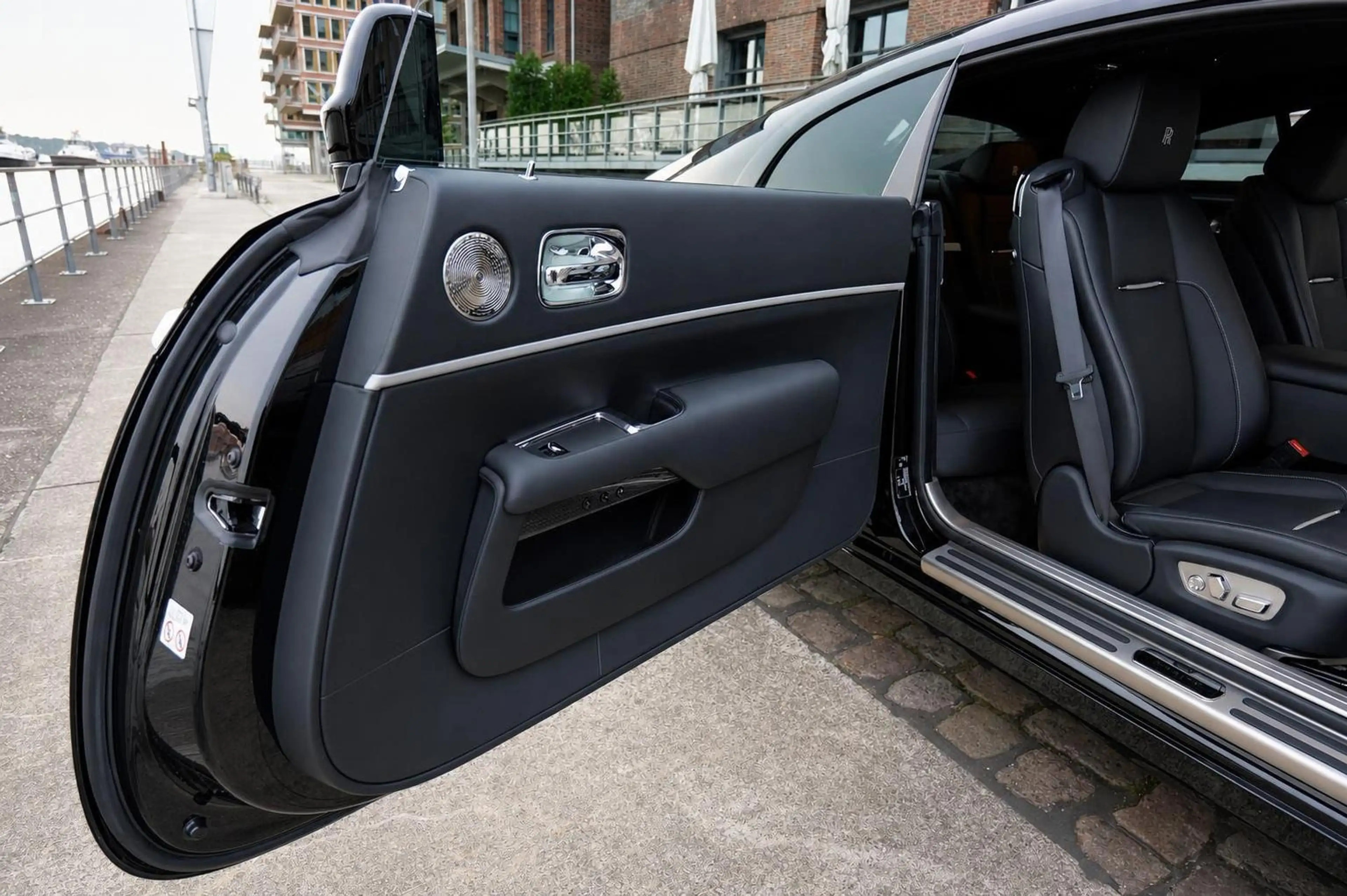 Rolls-Royce Wraith Black Badge — photo 15