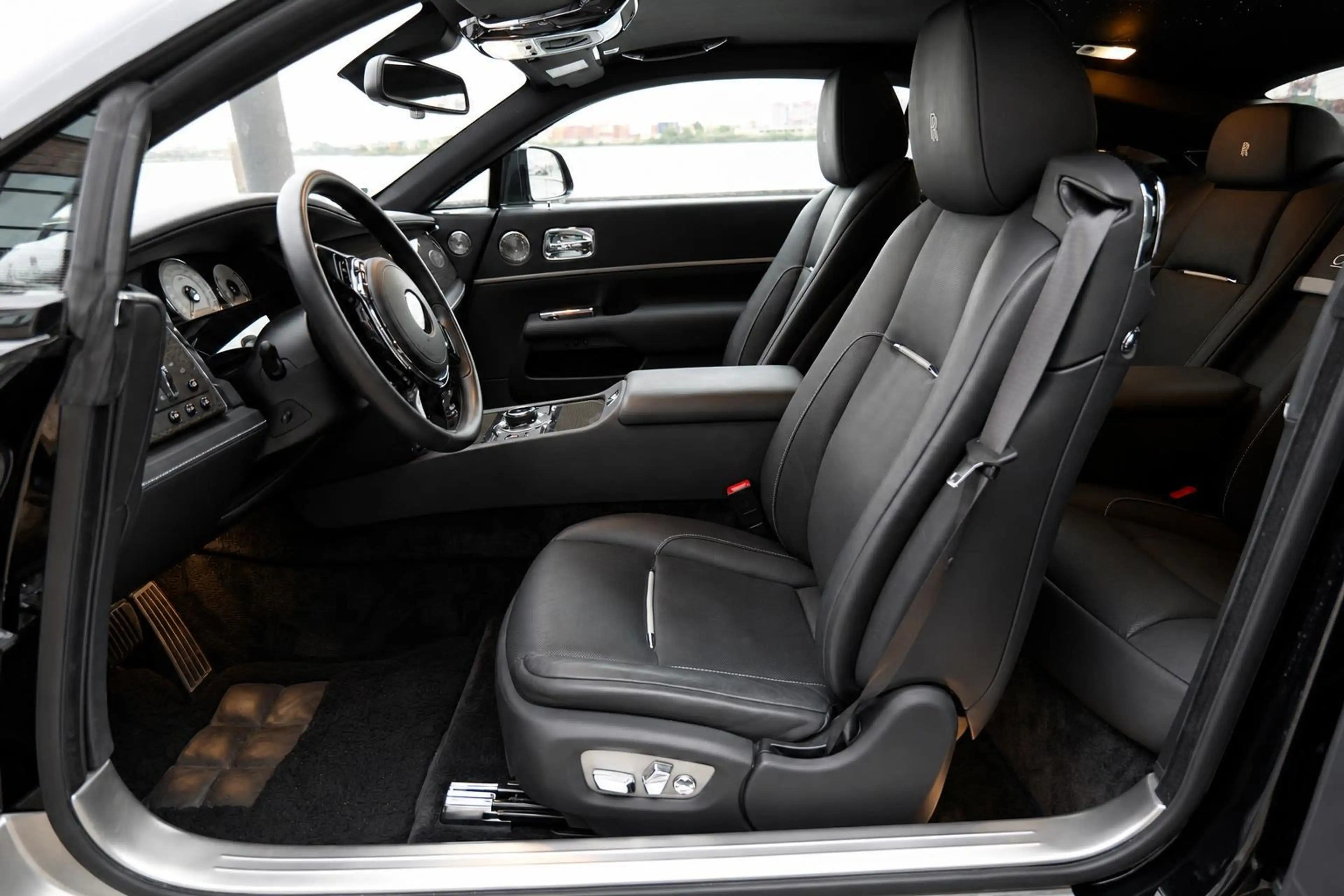 Rolls-Royce Wraith Black Badge — photo 11