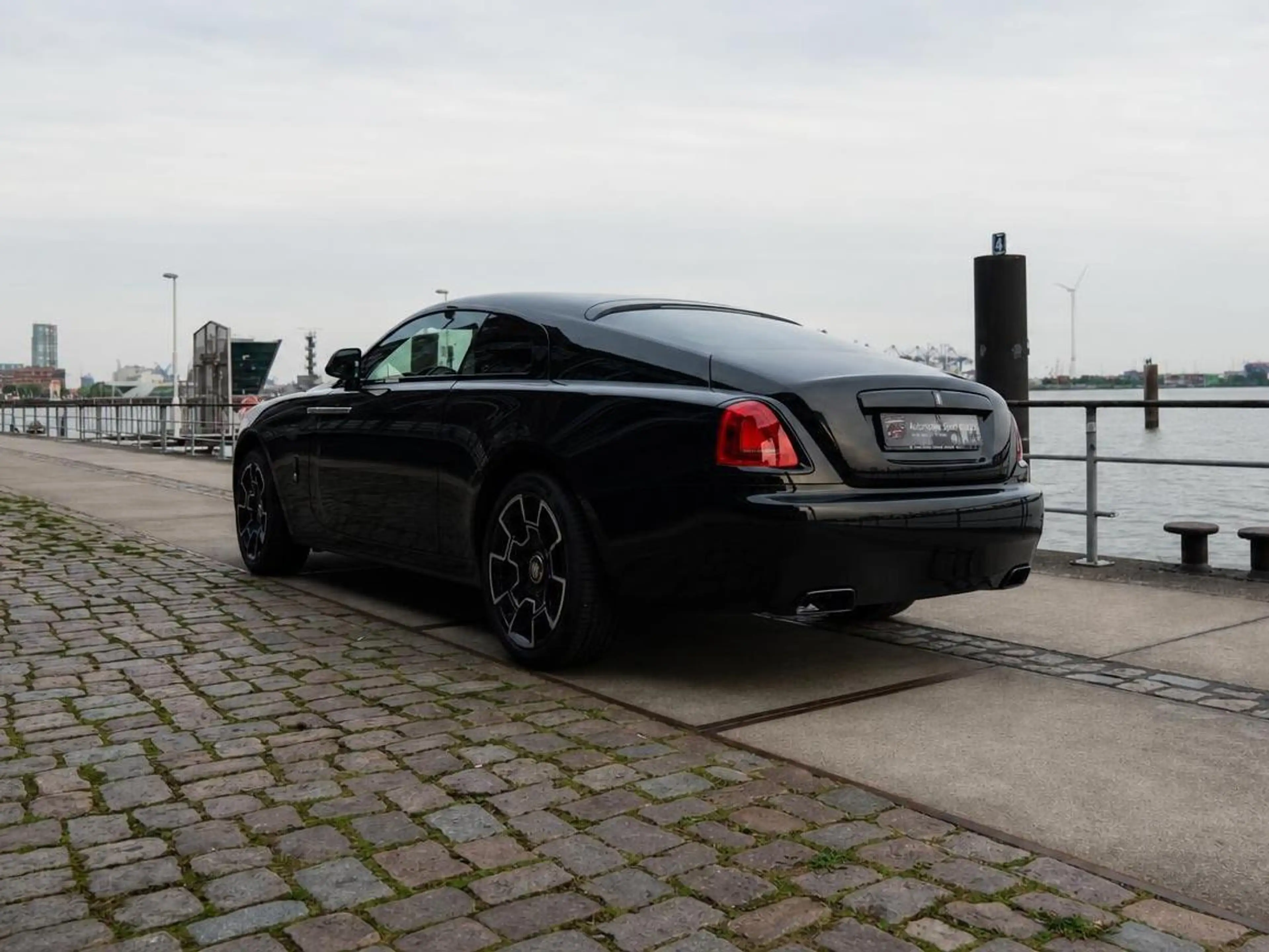 Rolls-Royce Wraith Black Badge — photo 4