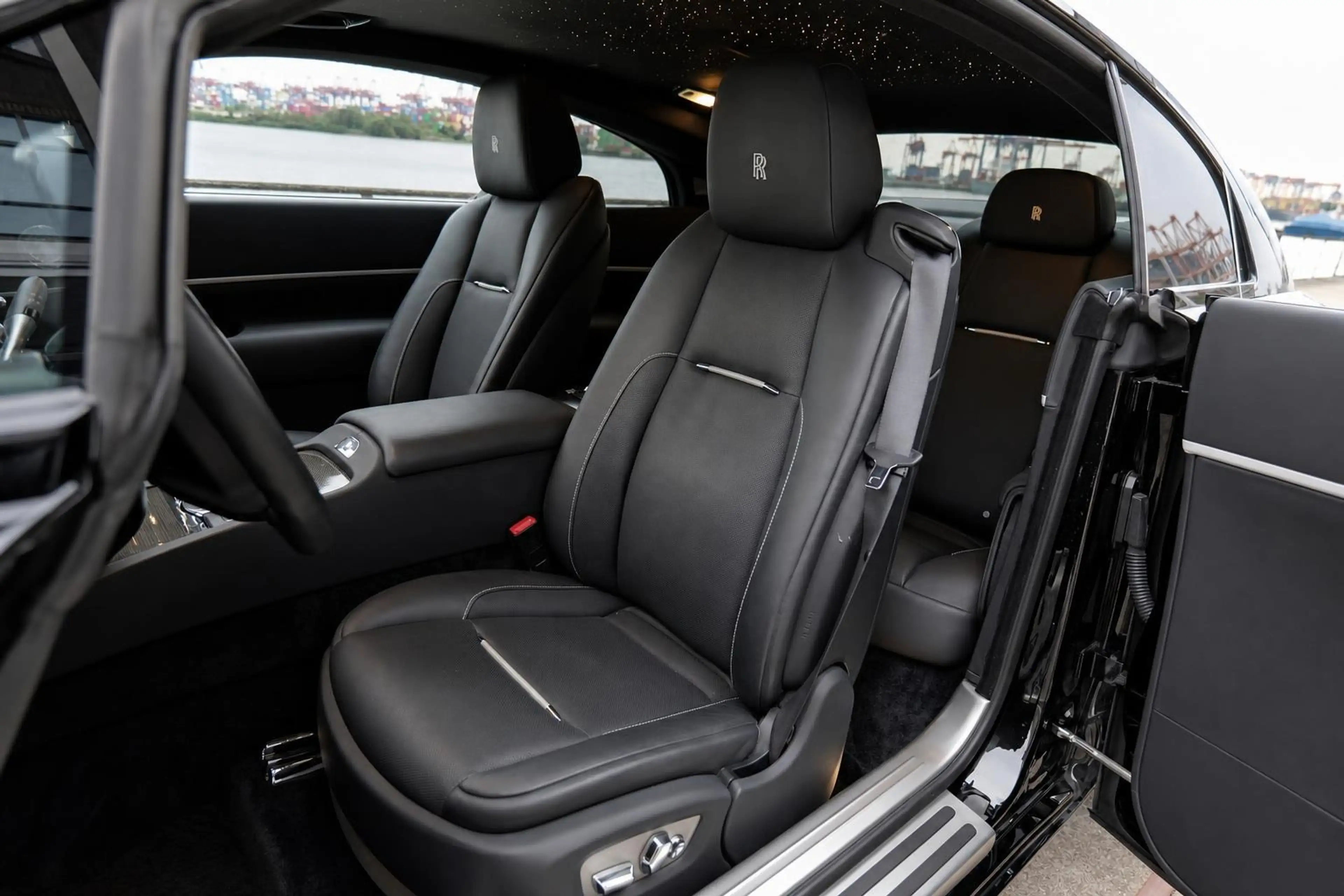 Rolls-Royce Wraith Black Badge — photo 10