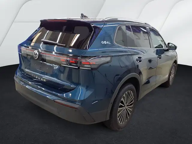 Volkswagen Tiguan view 4