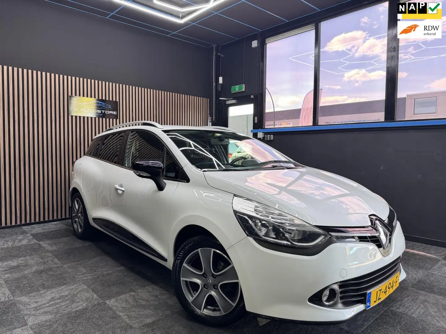 Renault Clio Estate 0.9 TCe Night&Day Airco led Cruise Soundsys Weiß - 1