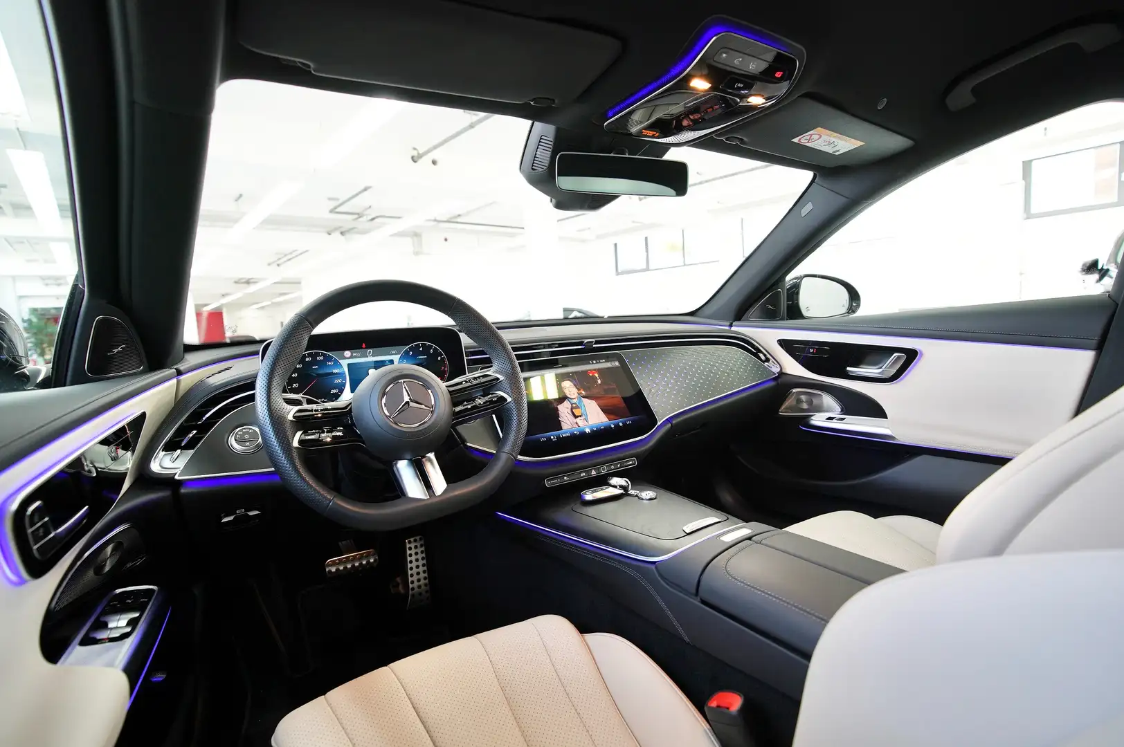 Mercedes-Benz E 200 E 200 ! AMG LINE + NIGHT PAKET / BURMESTER 4D ! Schwarz - 1