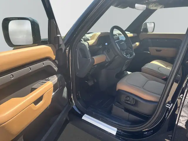 Land Rover Defender 110 view 8
