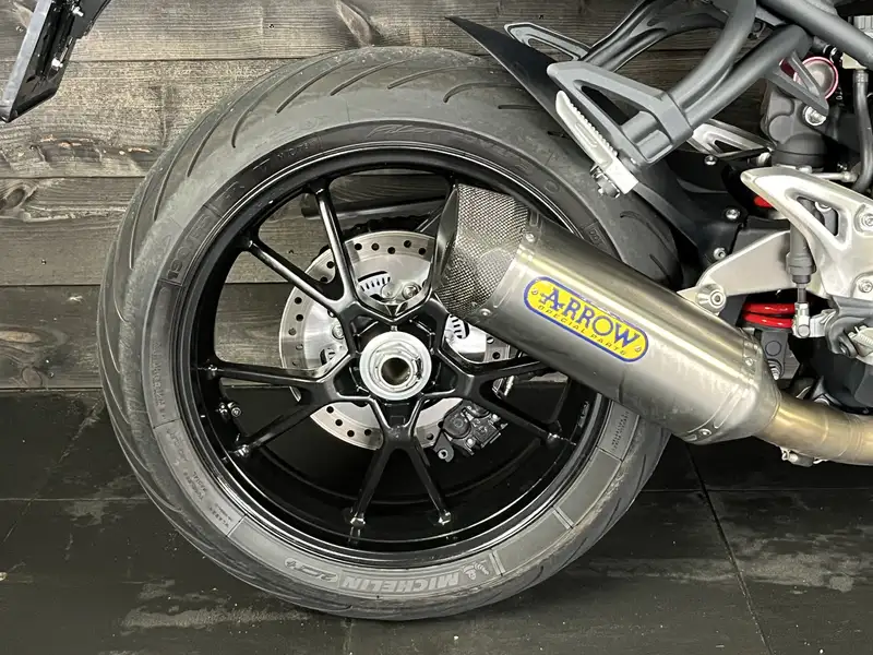 Triumph Speed Triple 1050 - foto 4