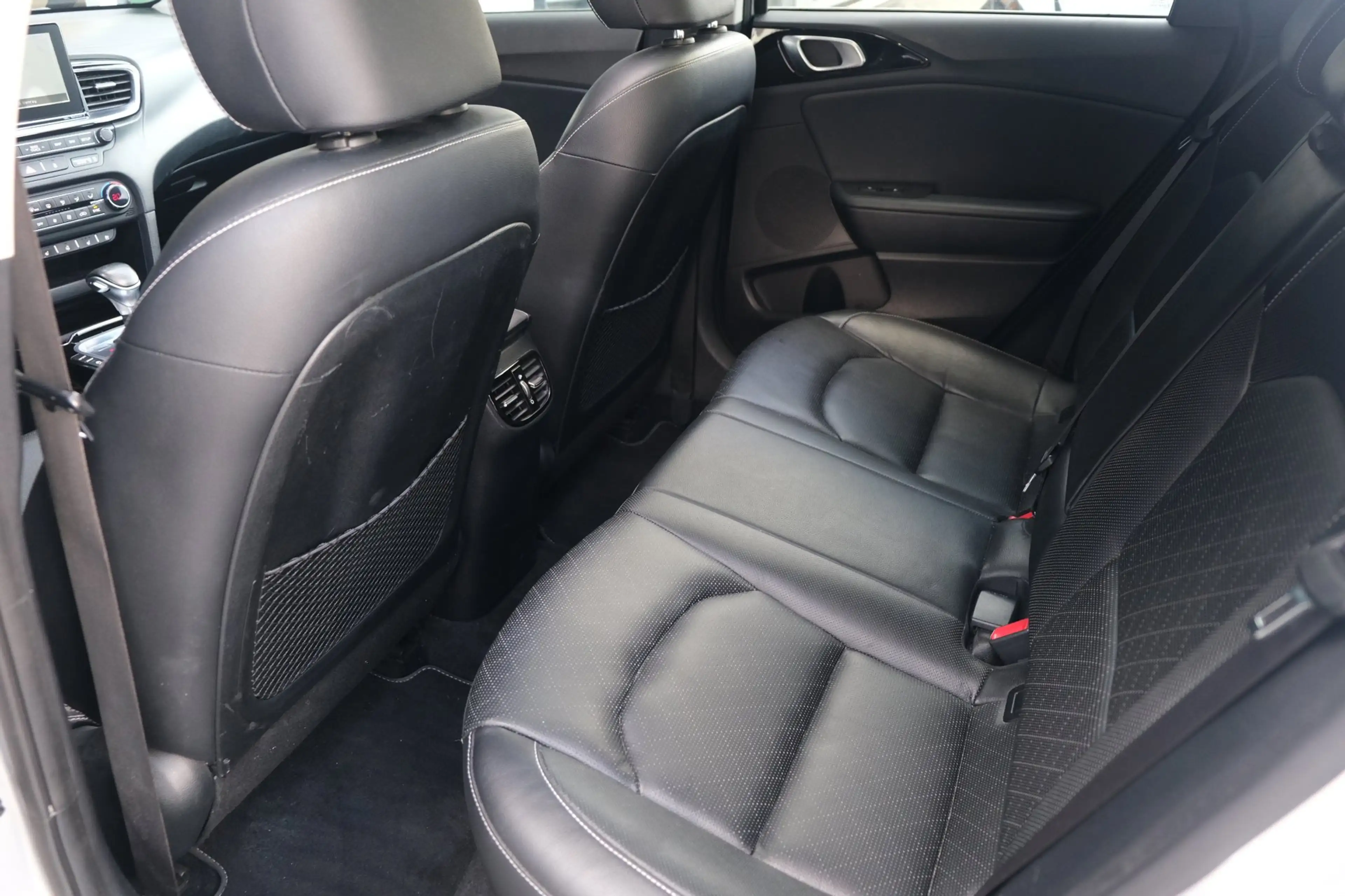Kia Ceed / cee'd 1.4 T-GDi AUT Pano Trek Navi Leder Cam Pdc Cruise — photo 10