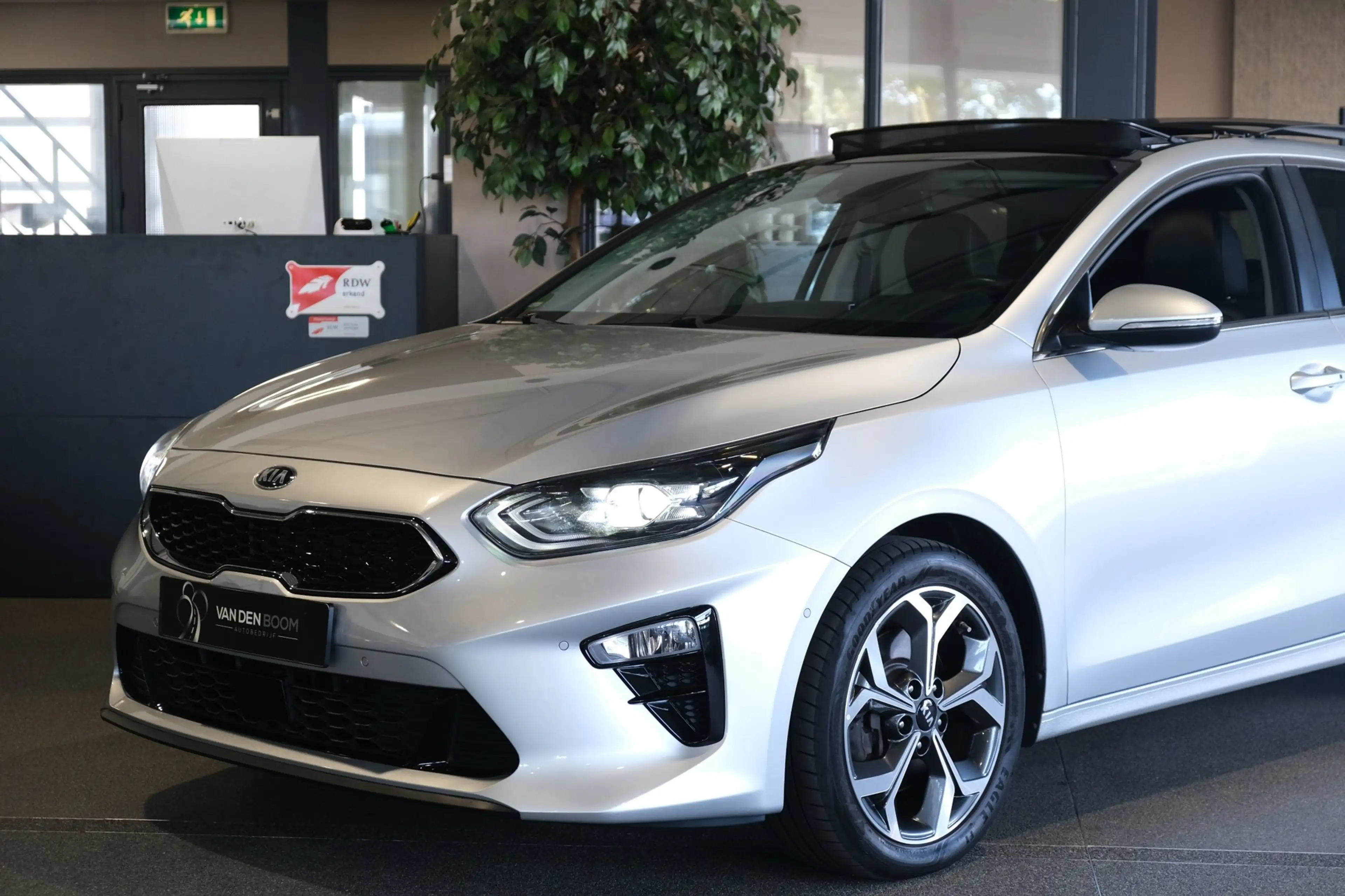 Kia Ceed / cee'd 1.4 T-GDi AUT Pano Trek Navi Leder Cam Pdc Cruise — photo 15