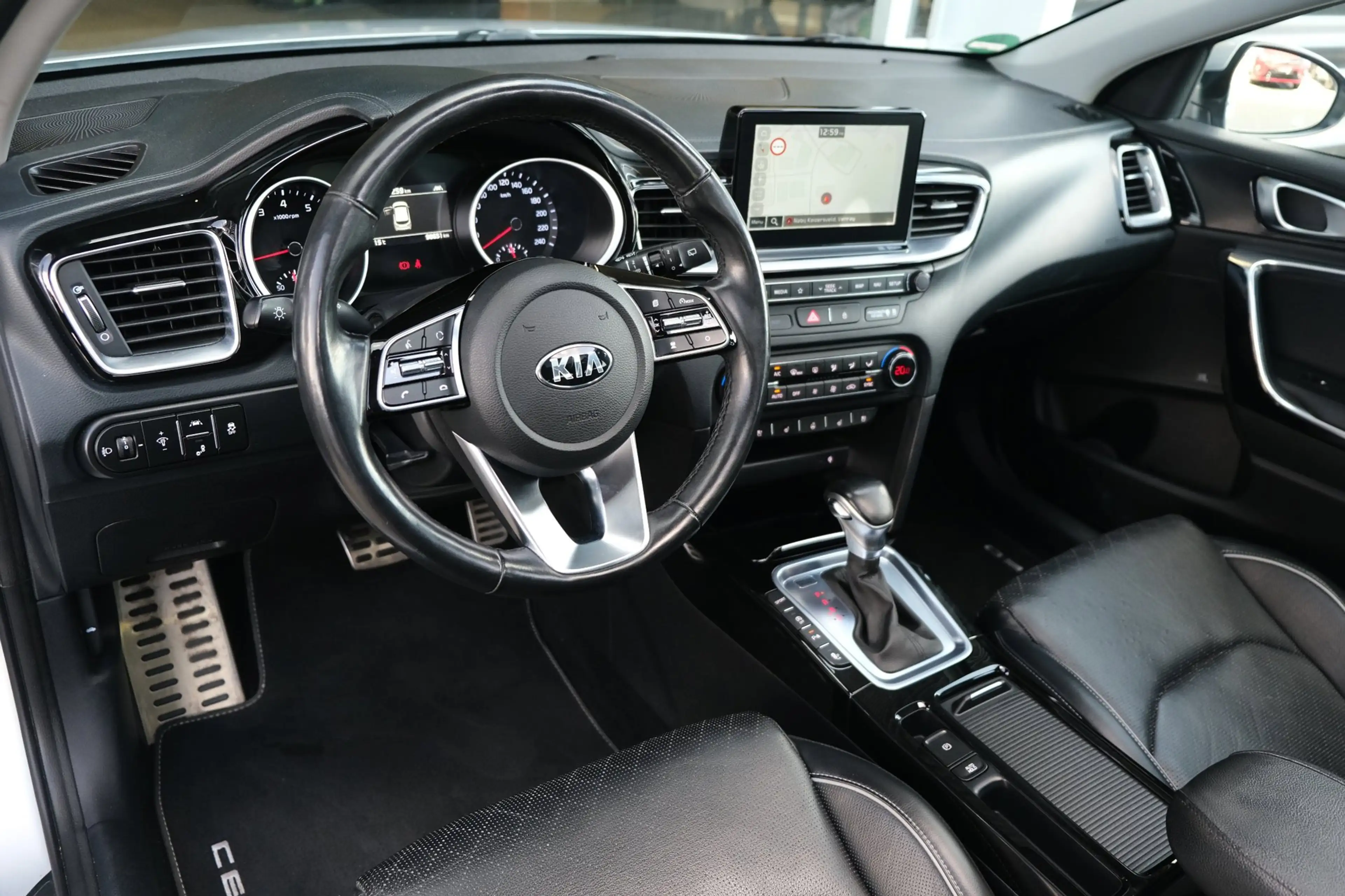 Kia Ceed / cee'd 1.4 T-GDi AUT Pano Trek Navi Leder Cam Pdc Cruise — photo 3