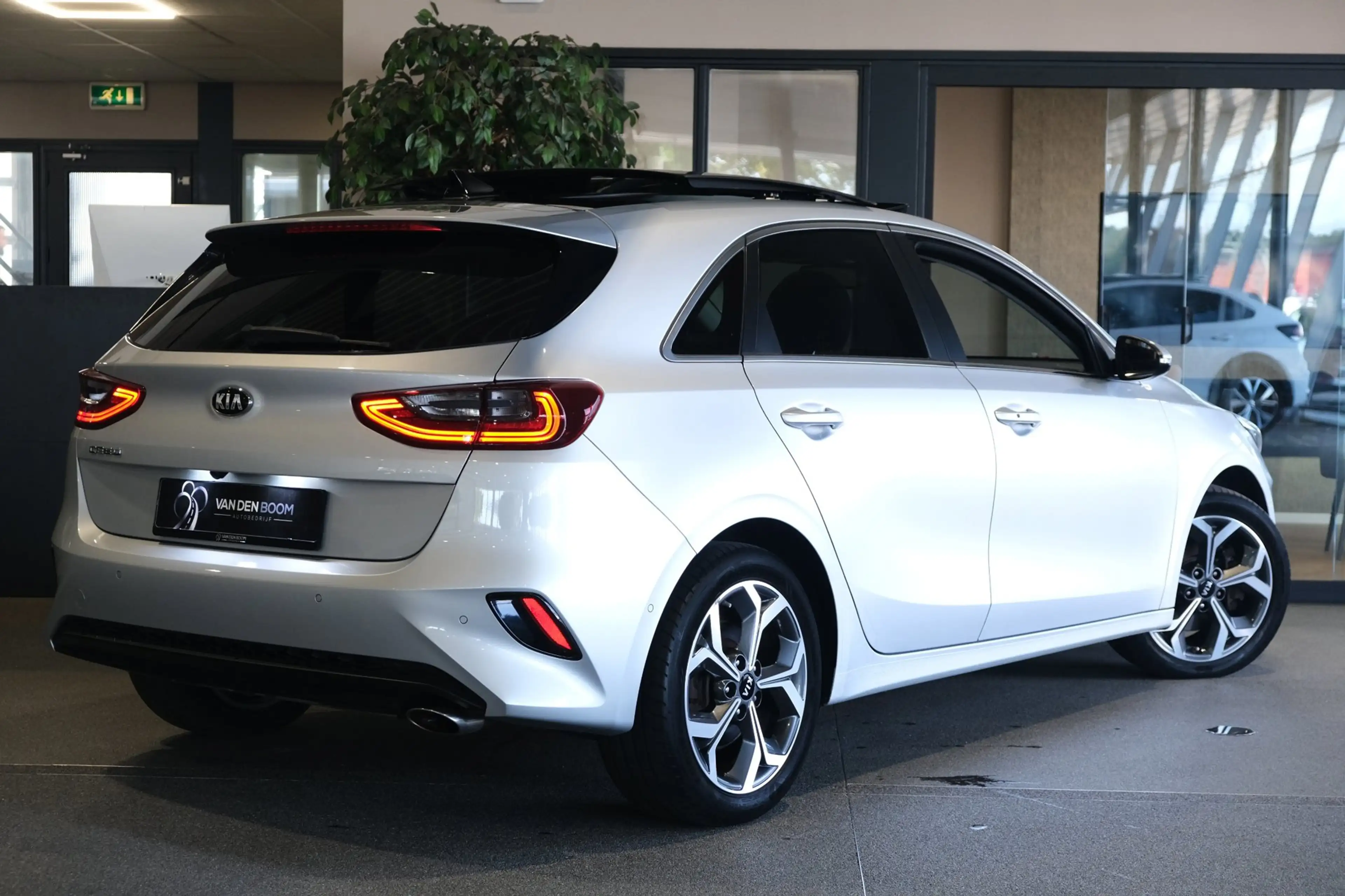 Kia Ceed / cee'd 1.4 T-GDi AUT Pano Trek Navi Leder Cam Pdc Cruise — photo 2