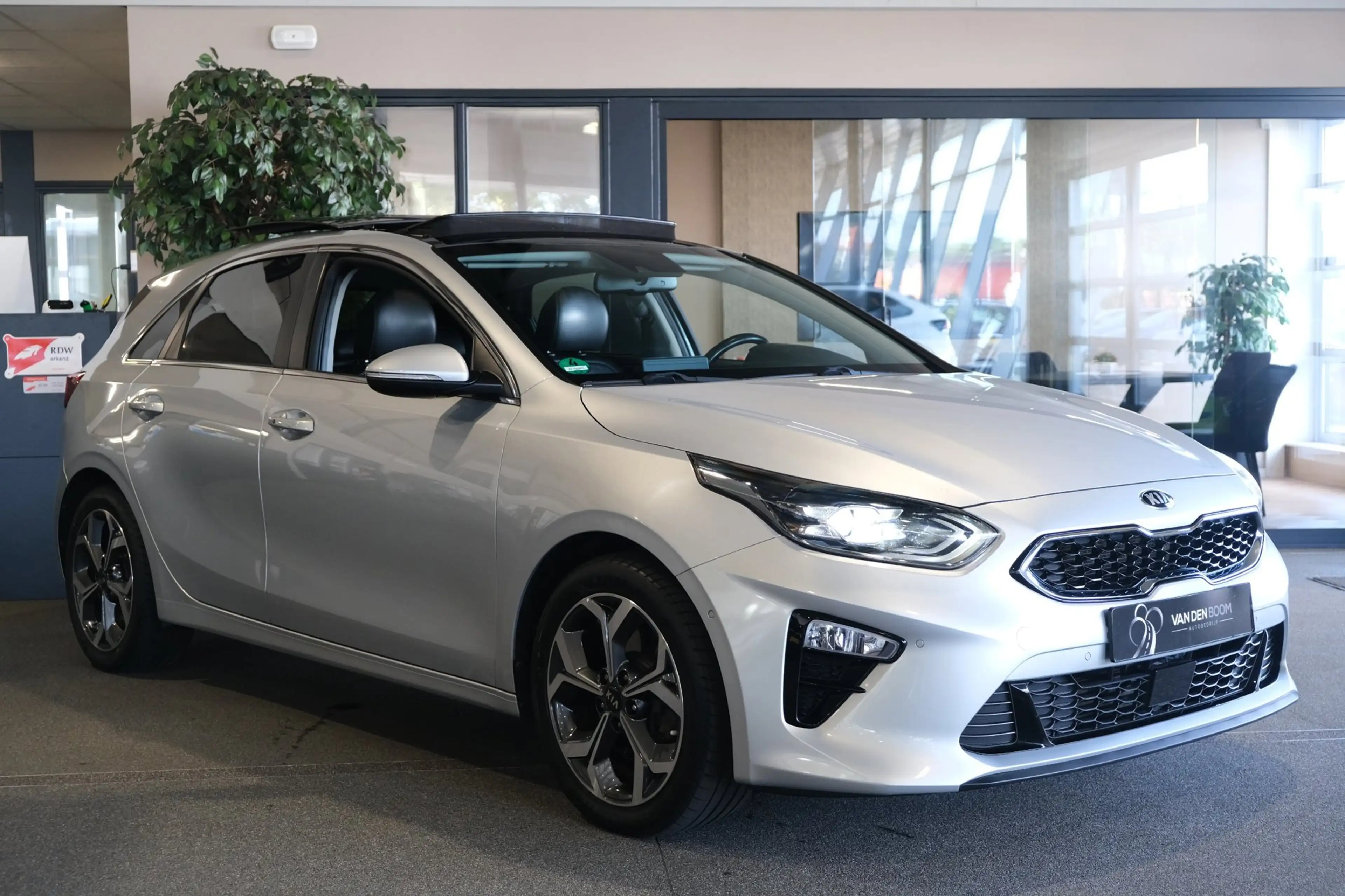 Kia Ceed / cee'd 1.4 T-GDi AUT Pano Trek Navi Leder Cam Pdc Cruise — photo 6