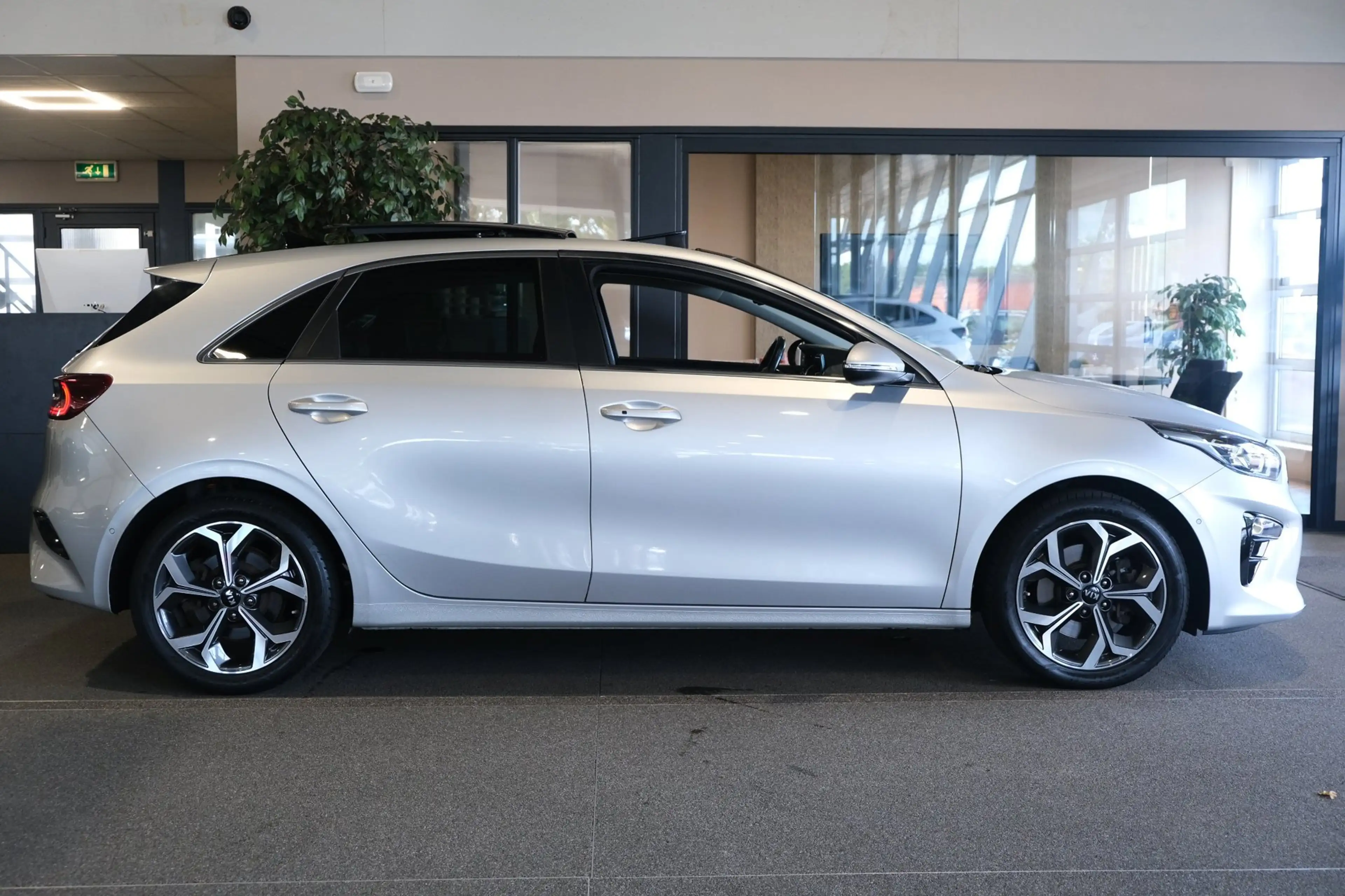 Kia Ceed / cee'd 1.4 T-GDi AUT Pano Trek Navi Leder Cam Pdc Cruise — photo 7