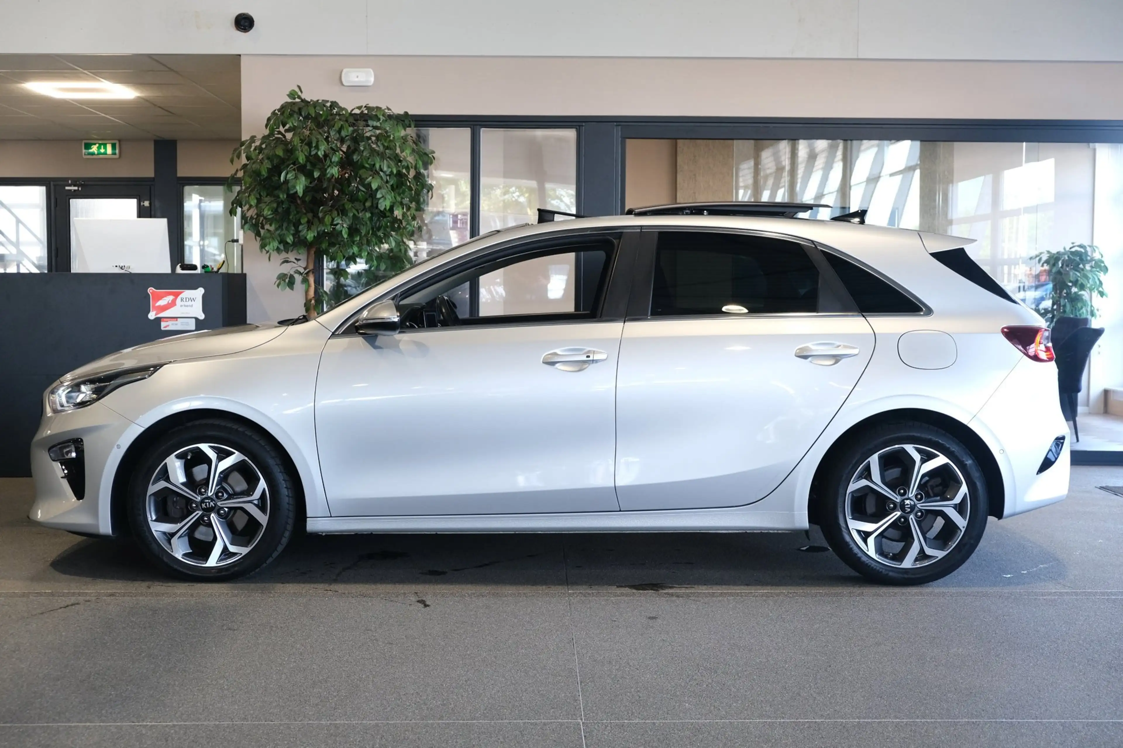 Kia Ceed / cee'd 1.4 T-GDi AUT Pano Trek Navi Leder Cam Pdc Cruise — photo 9