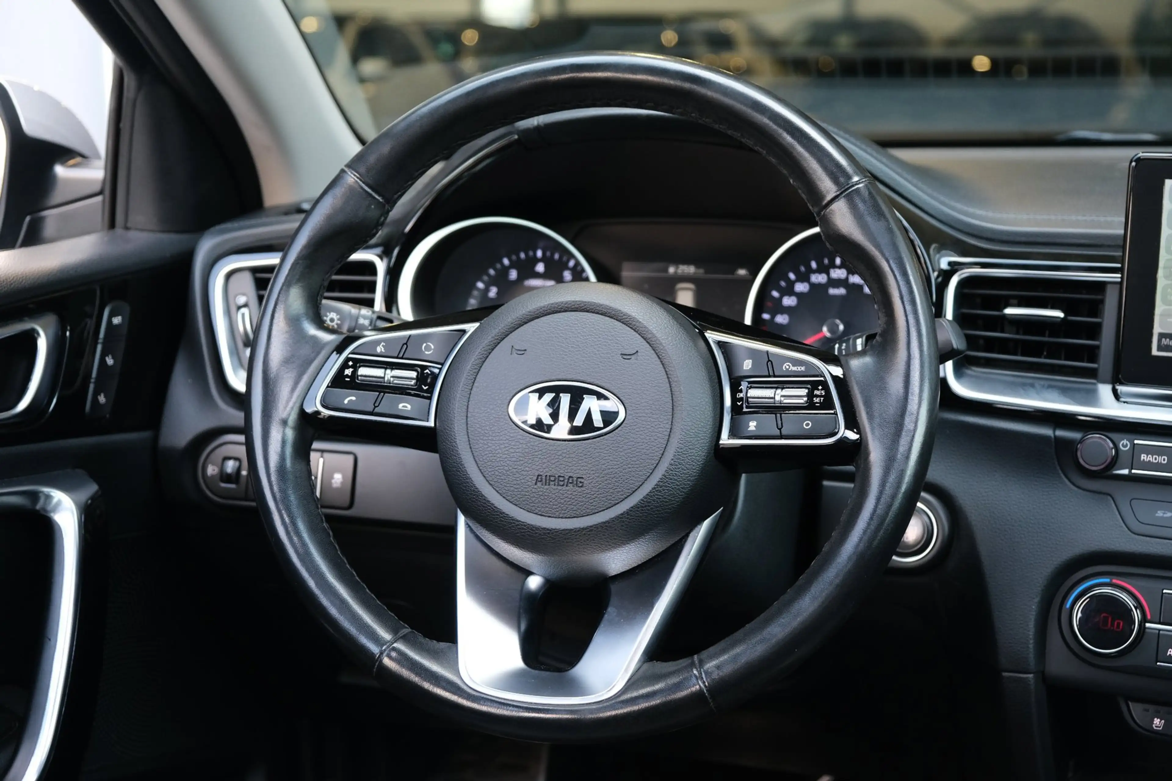 Kia Ceed / cee'd 1.4 T-GDi AUT Pano Trek Navi Leder Cam Pdc Cruise — photo 12
