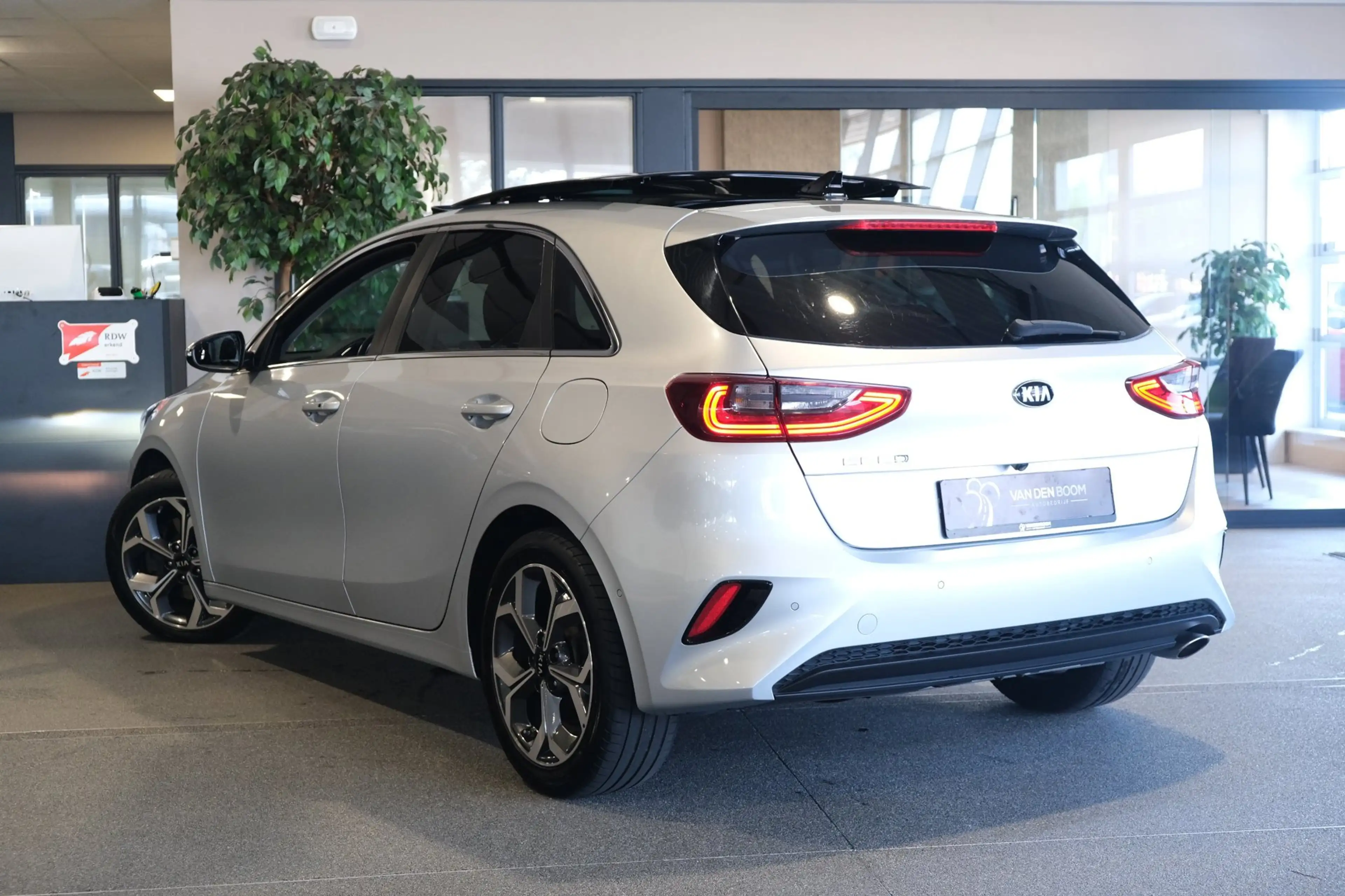 Kia Ceed / cee'd 1.4 T-GDi AUT Pano Trek Navi Leder Cam Pdc Cruise — photo 8