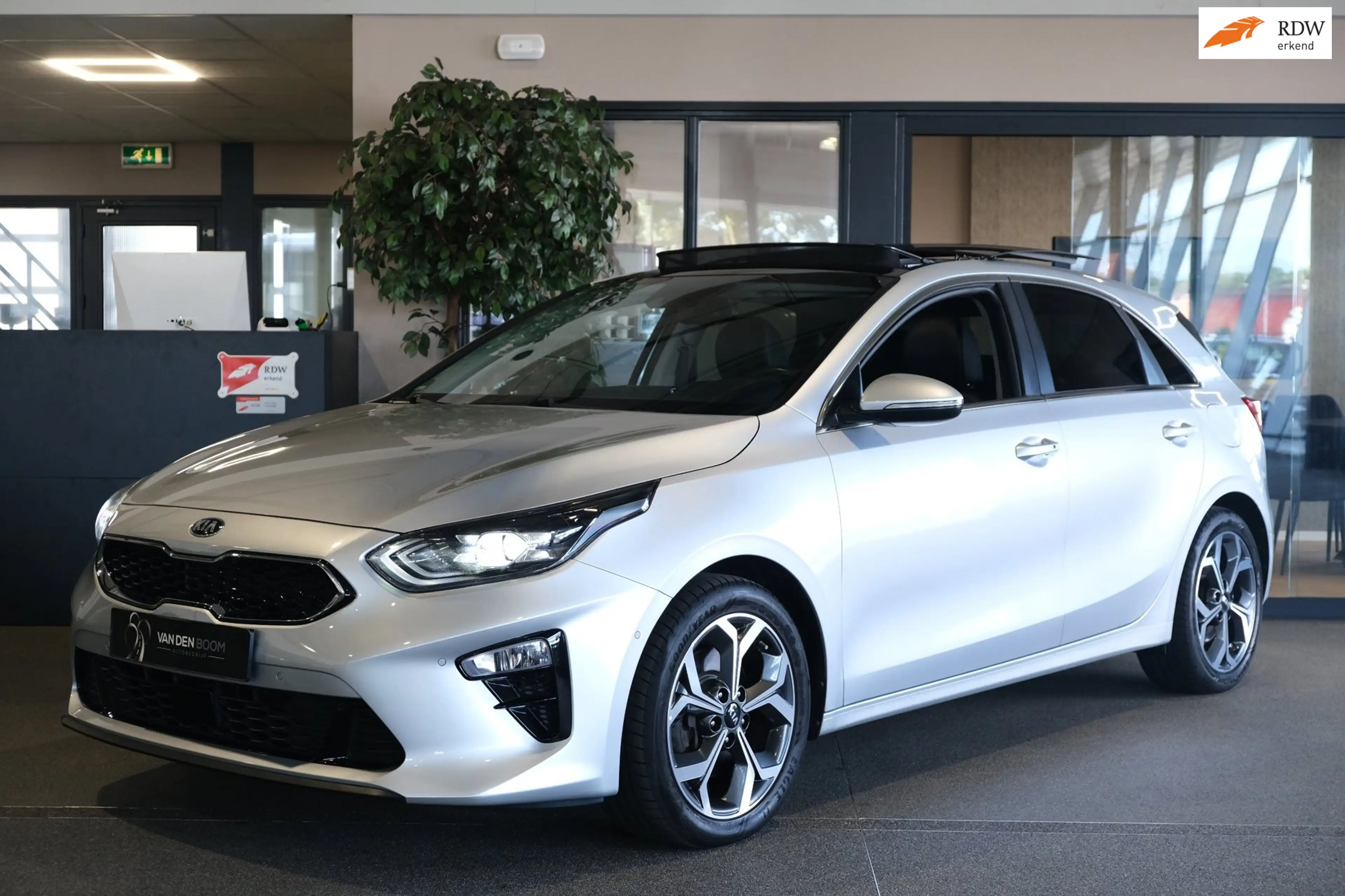 Kia Ceed / cee'd 1.4 T-GDi AUT Pano Trek Navi Leder Cam Pdc Cruise