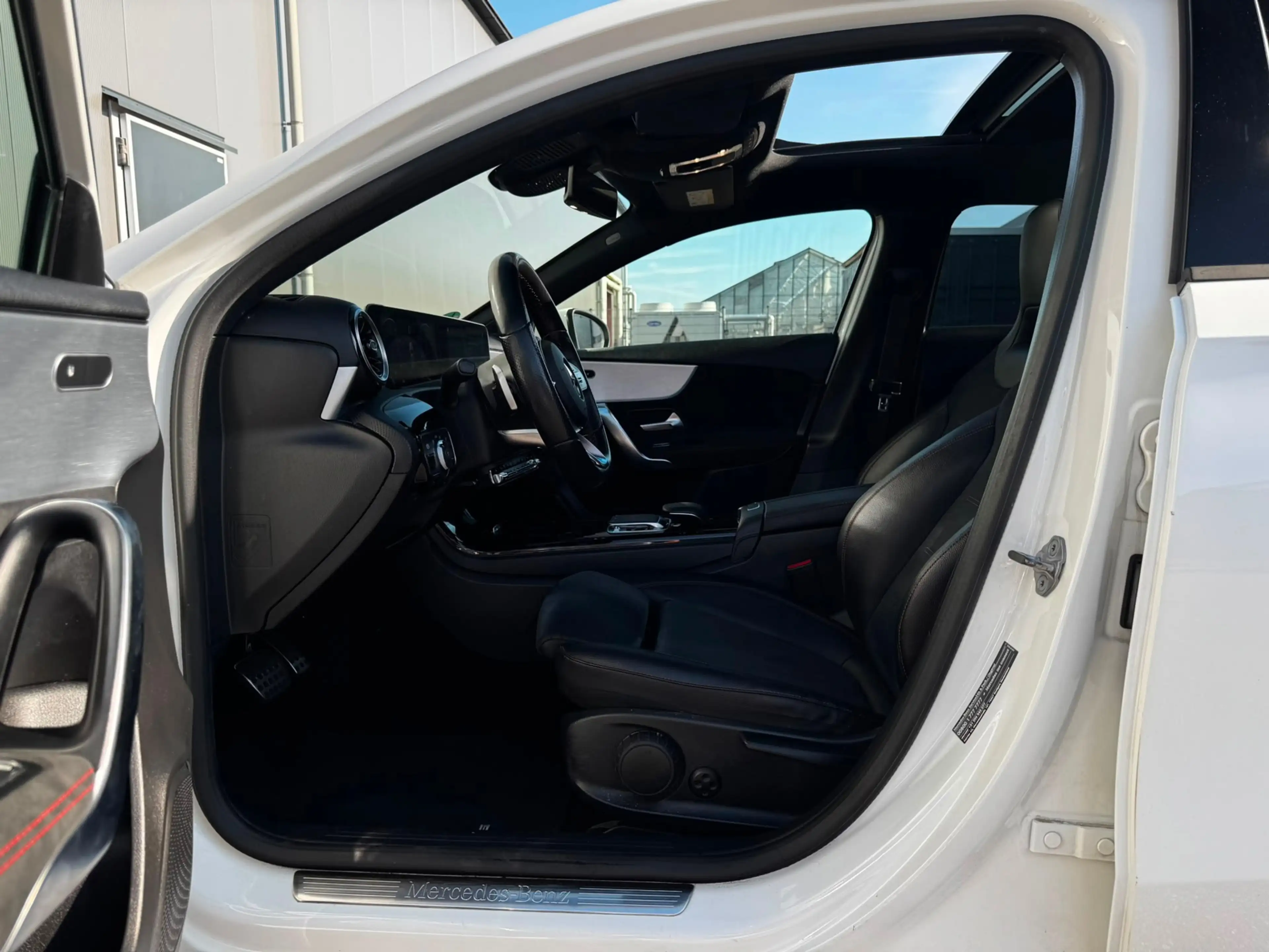 Mercedes-Benz A 200 AMG Pano l Led l Camera l Stoelverwarming l Navi l — photo 11